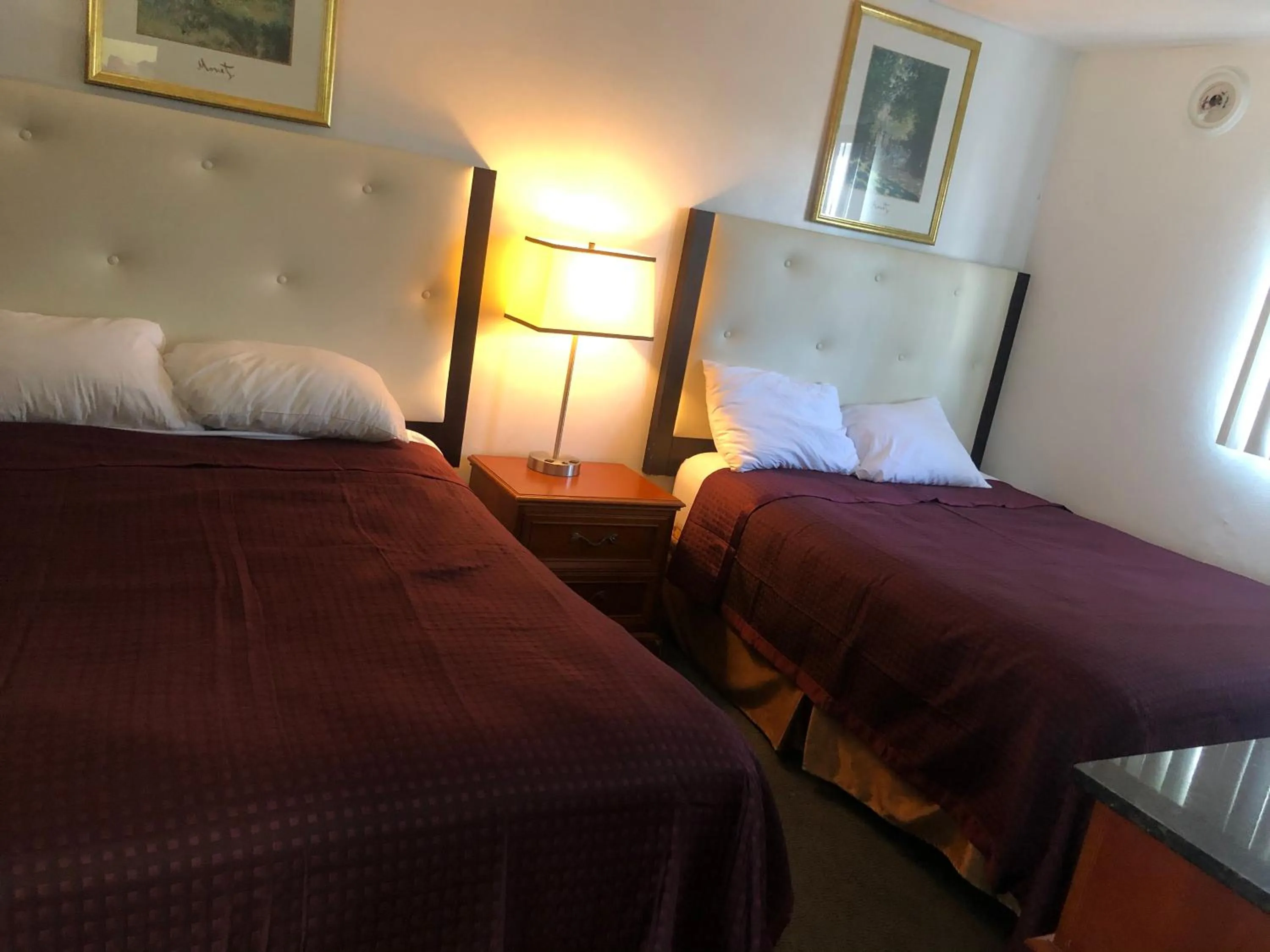 Bed in Sunrise Resort Motel South