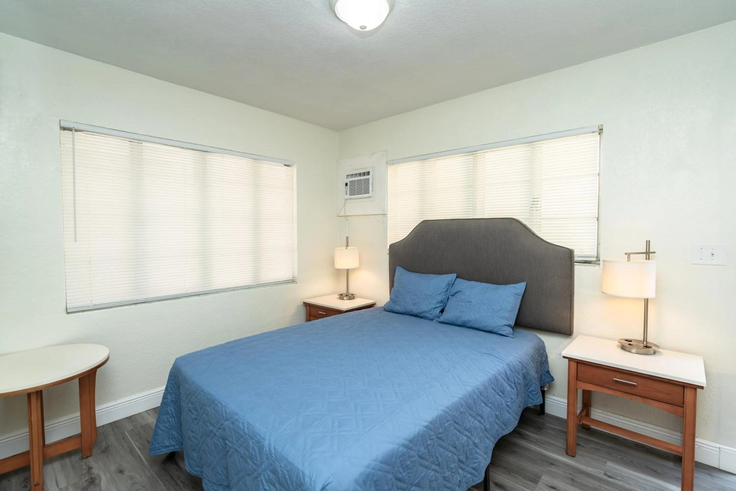 Bed in Sunrise Resort Motel South