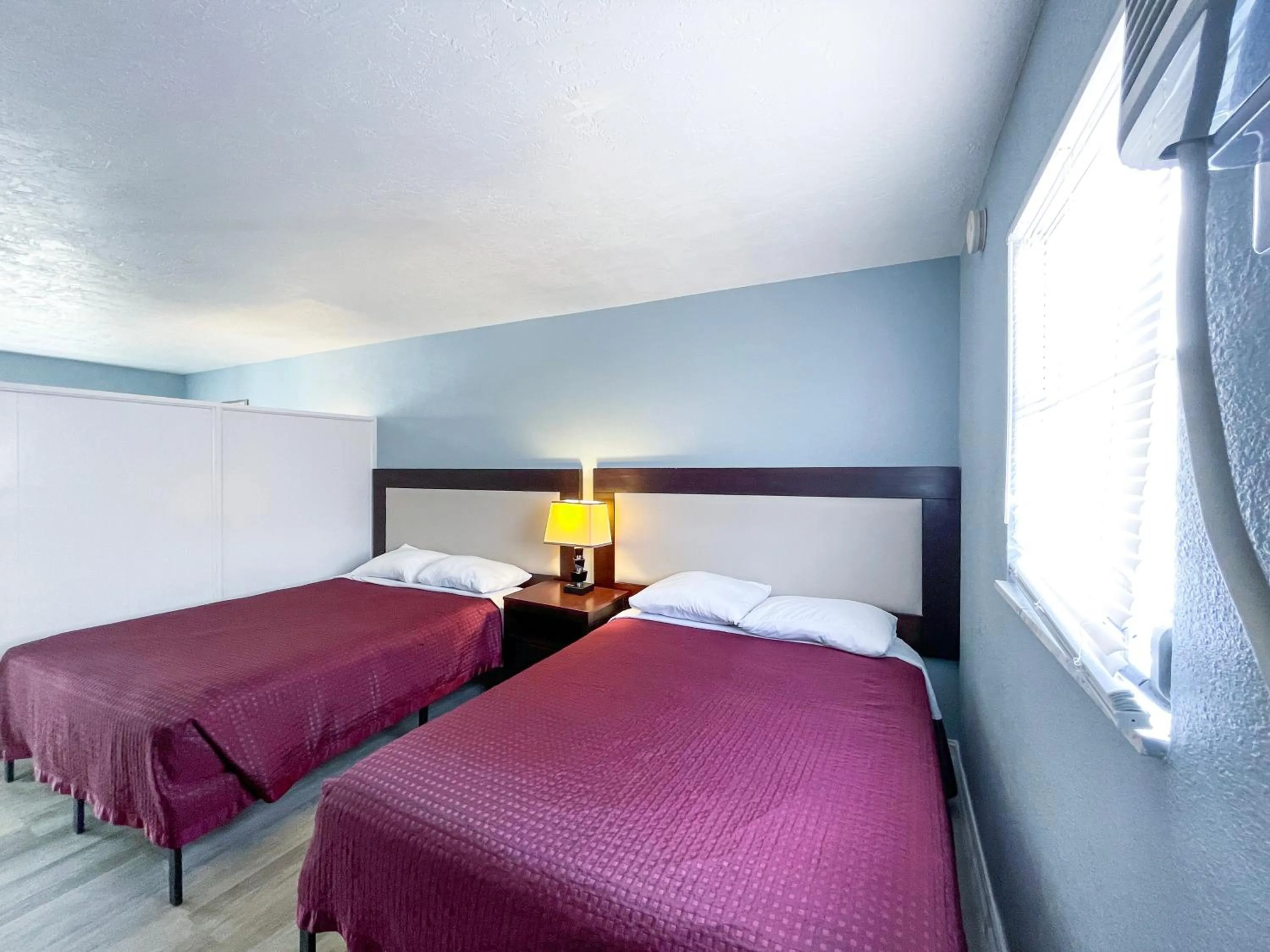 Bed in Sunrise Resort Motel South