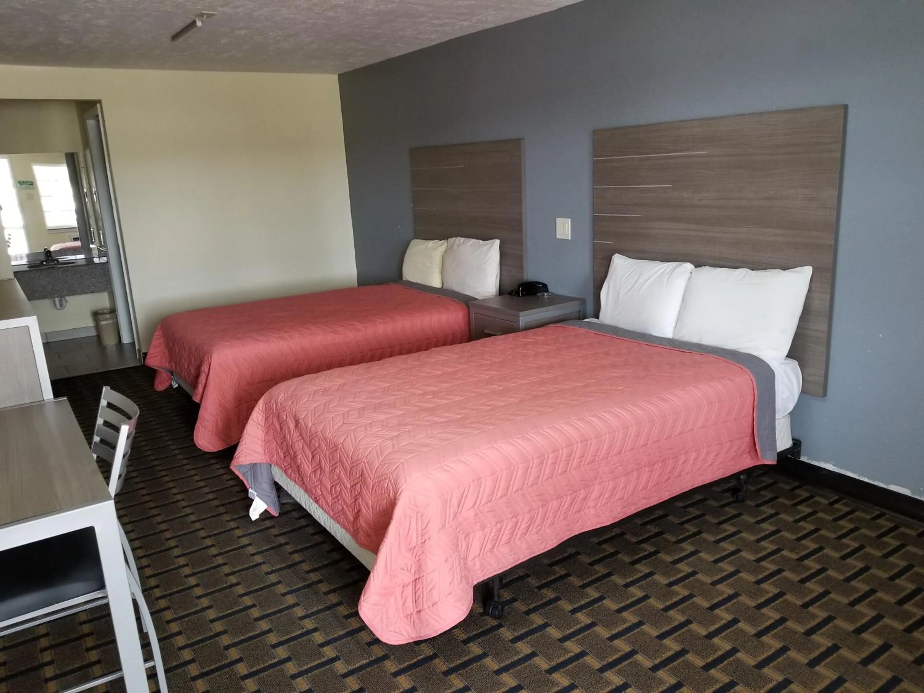 Photo of the whole room, Bed in Economy Inn Motel