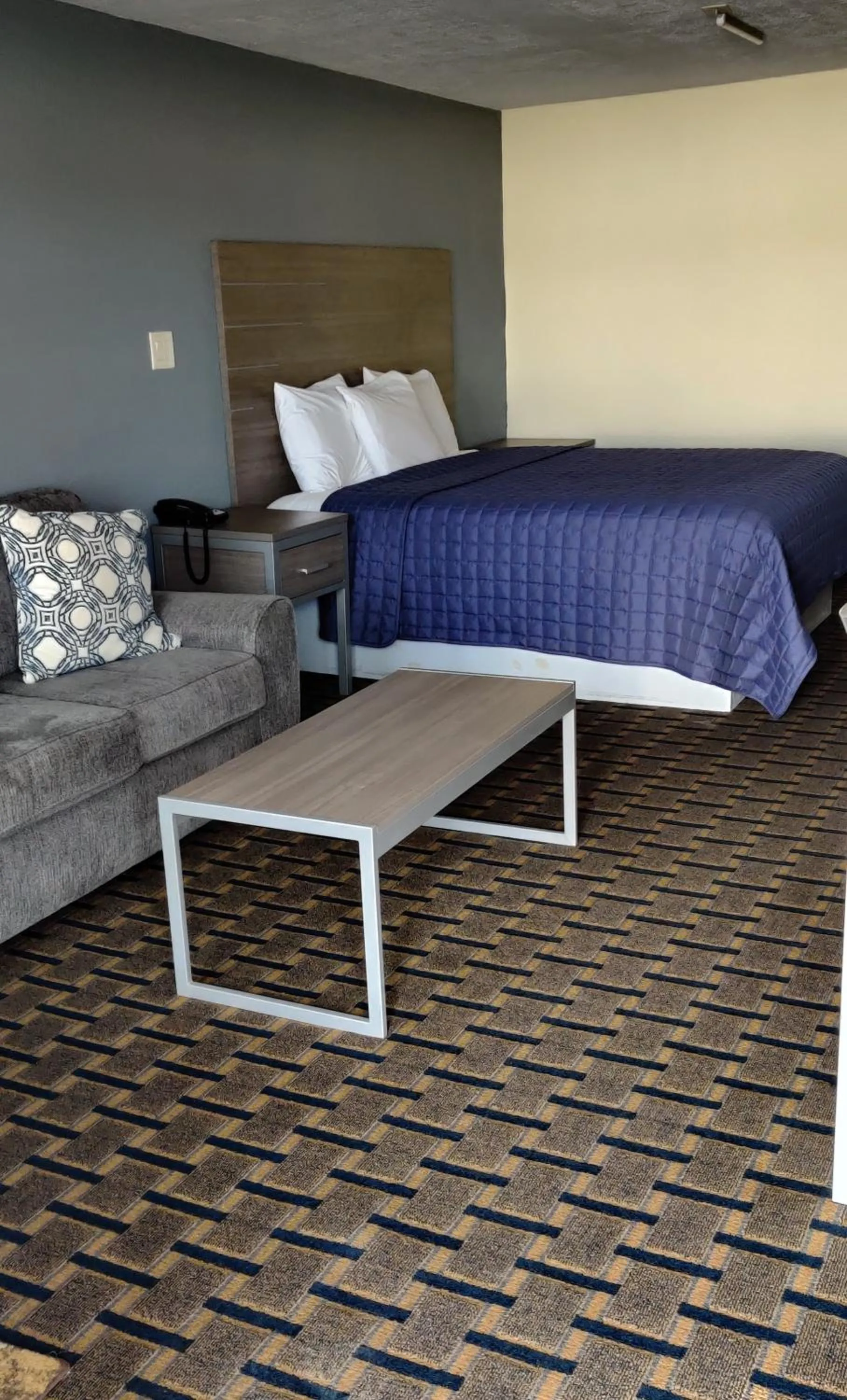 Photo of the whole room, Bed in Economy Inn Motel