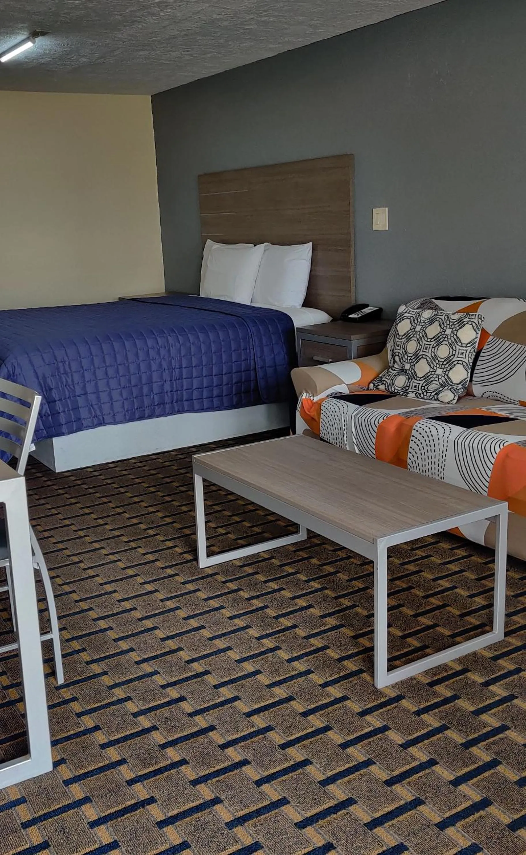 Photo of the whole room, Bed in Economy Inn Motel