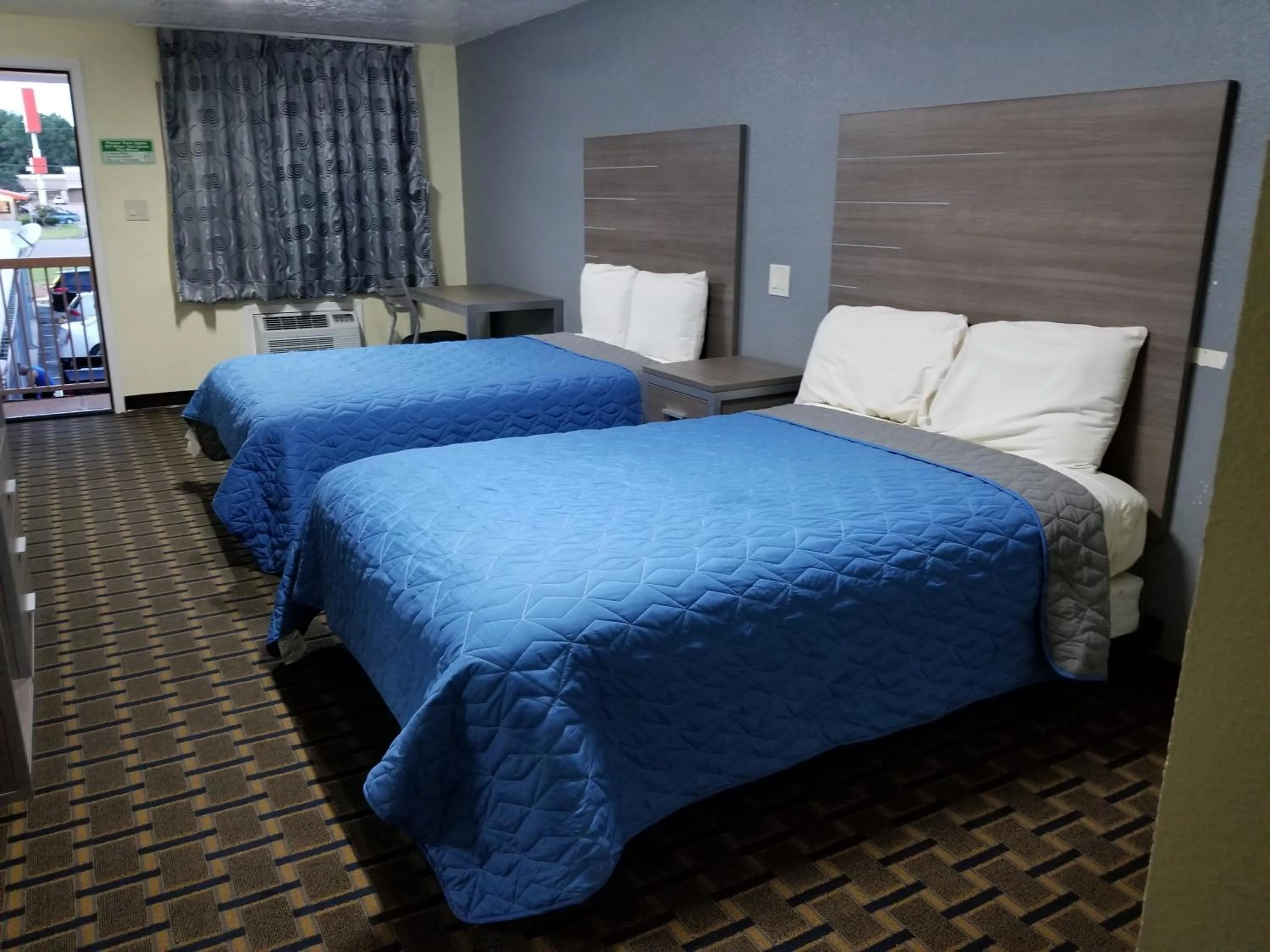 Photo of the whole room, Bed in Economy Inn Motel