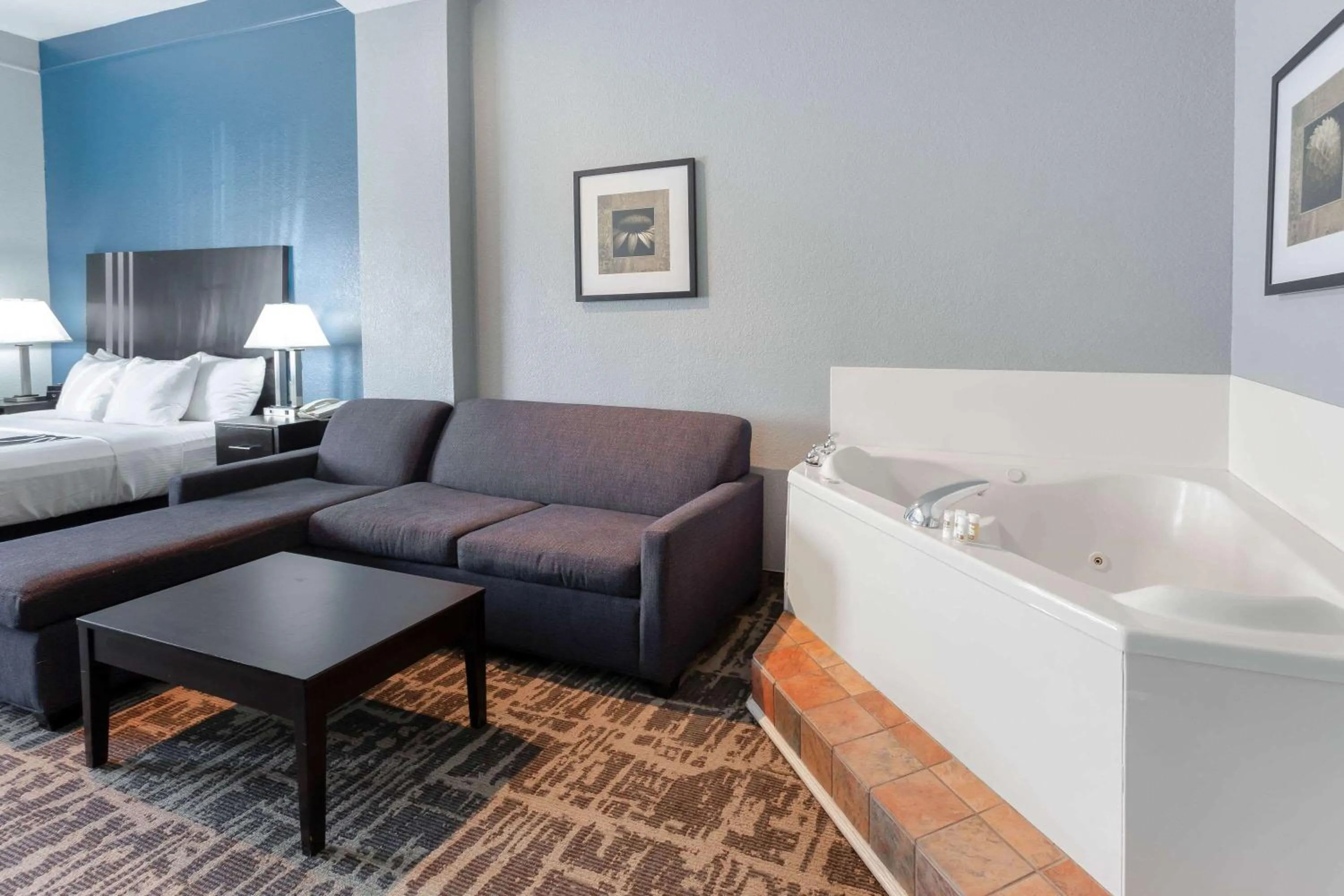 Photo of the whole room, Bed in La Quinta by Wyndham Kerrville