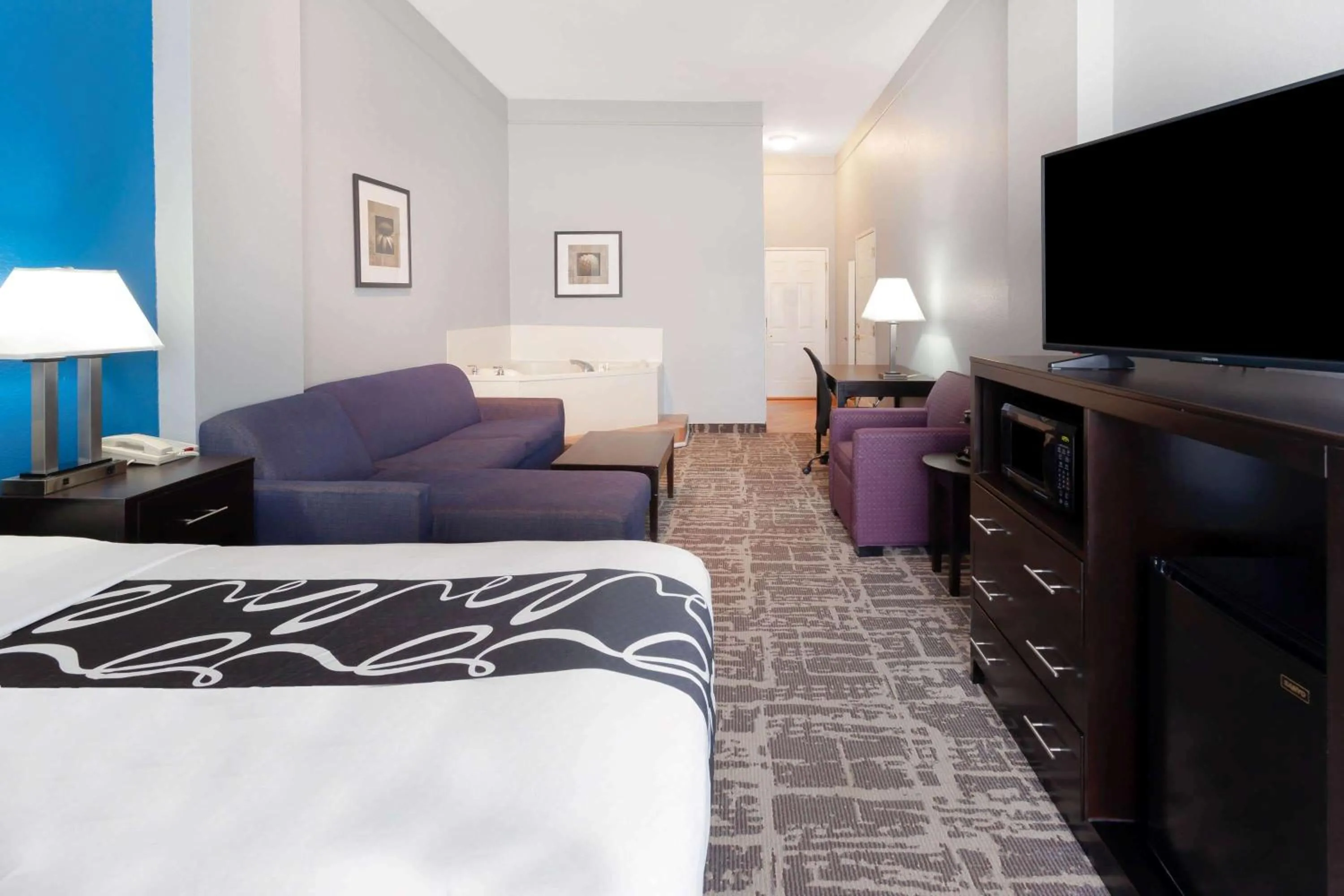 Photo of the whole room, Bed in La Quinta by Wyndham Kerrville