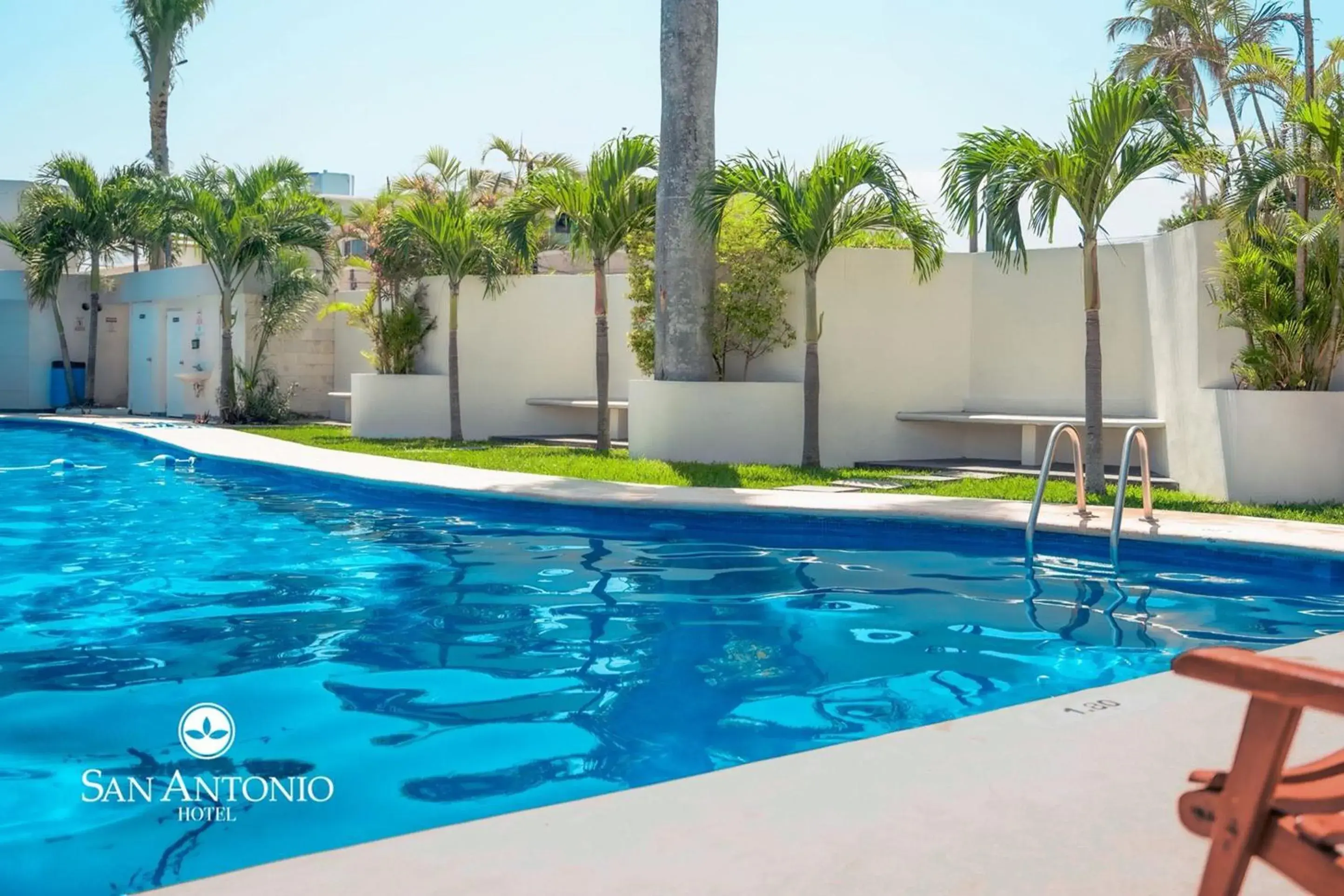 Swimming pool in Hotel San Antonio Swimming pool in Hotel San Antonio