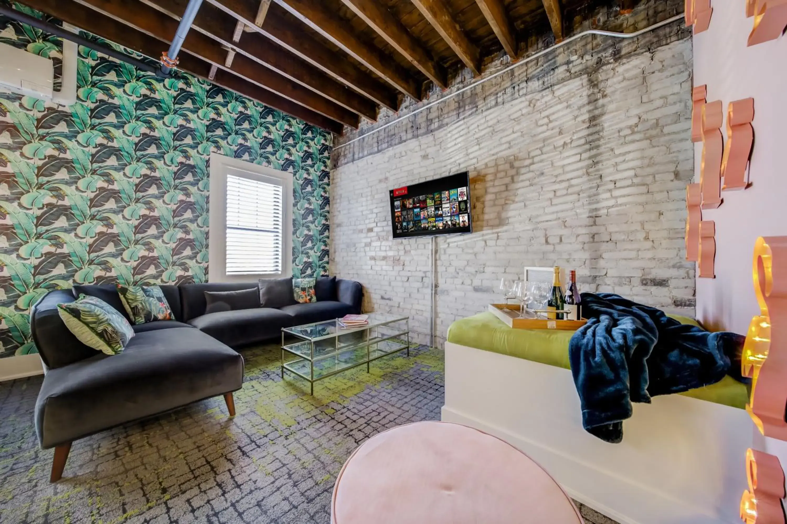 Queen Suite in The Westlake Queen Suite in The Westlake