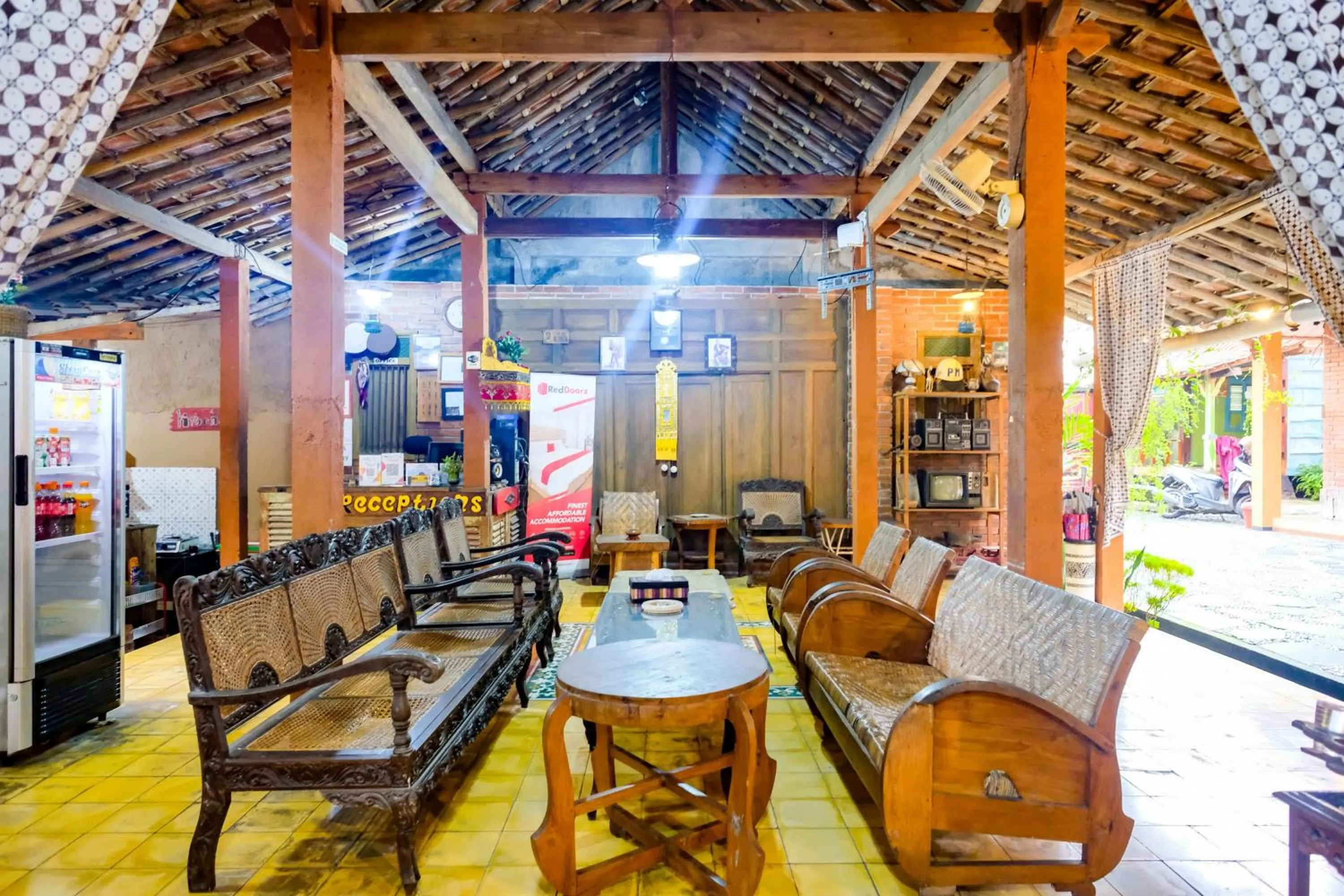 Seating area in RedDoorz Syariah near Akmil Magelang