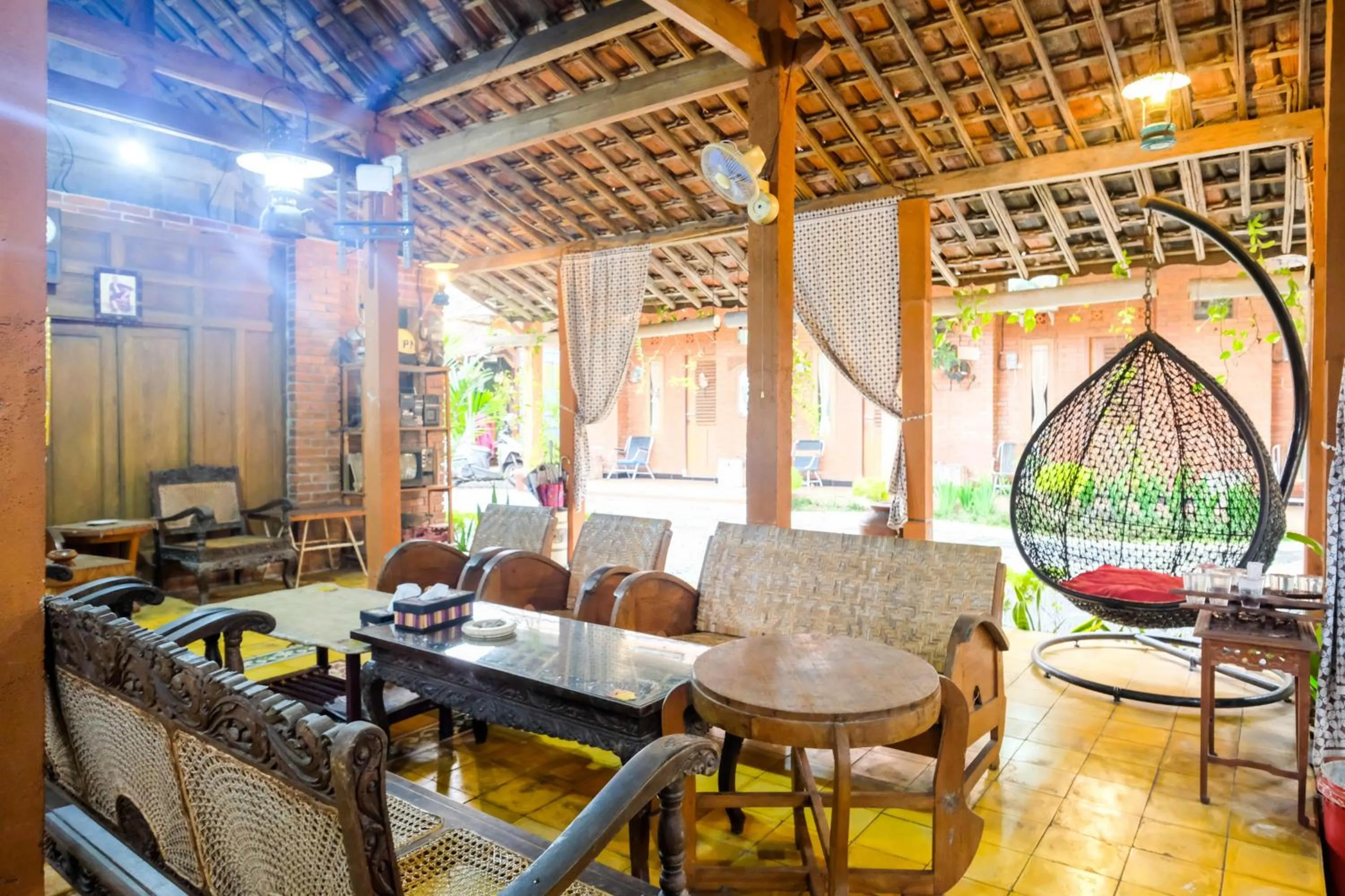 Seating area in RedDoorz Syariah near Akmil Magelang