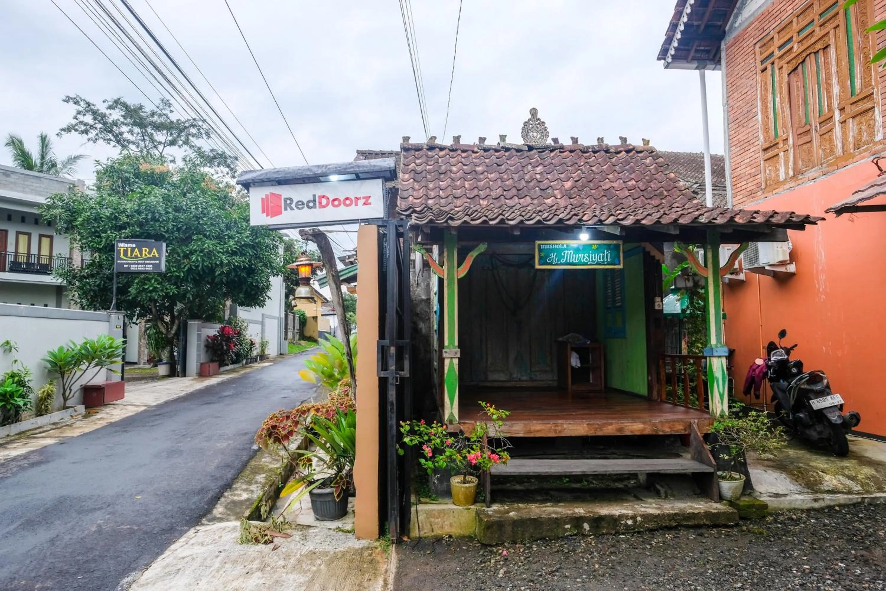 Facade/entrance in RedDoorz Syariah near Akmil Magelang