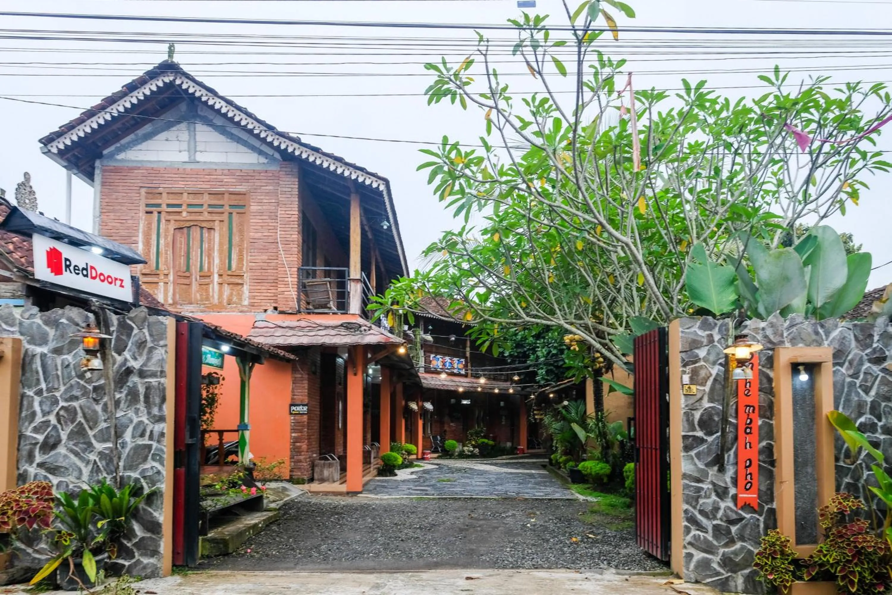 Facade/entrance in RedDoorz Syariah near Akmil Magelang