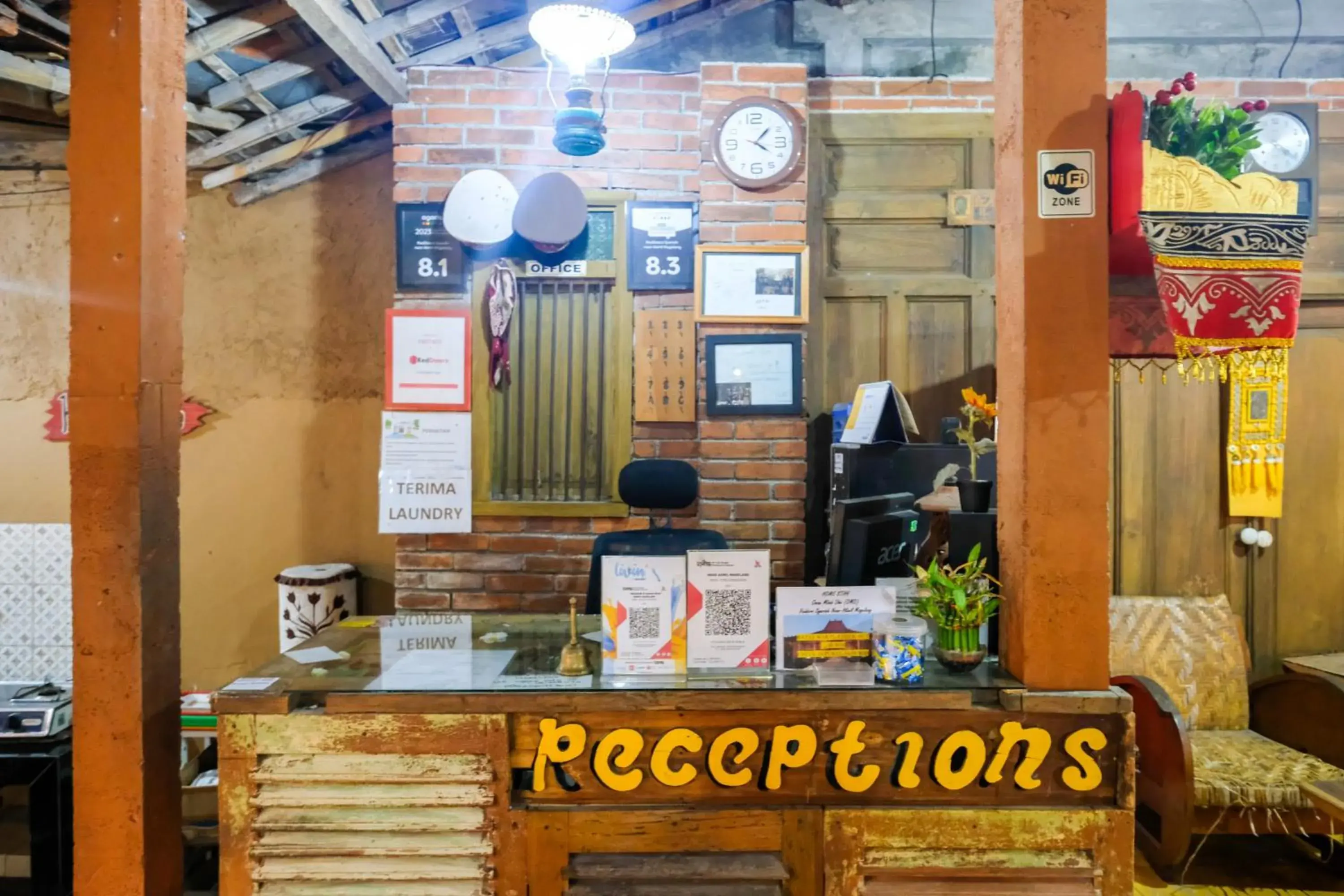 Lobby or reception in RedDoorz Syariah near Akmil Magelang Lobby or reception in RedDoorz Syariah near Akmil Magelang