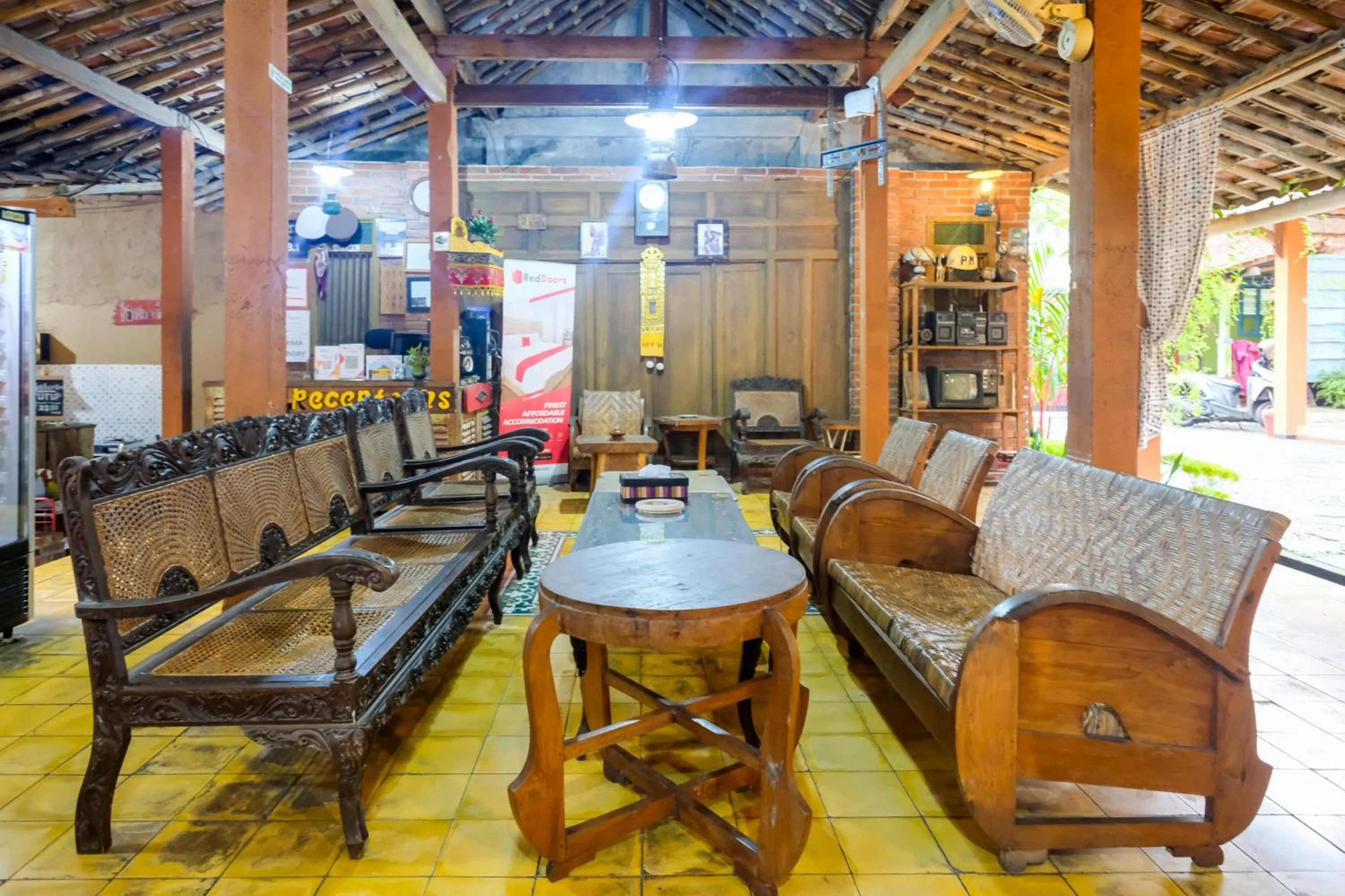 Seating area in RedDoorz Syariah near Akmil Magelang