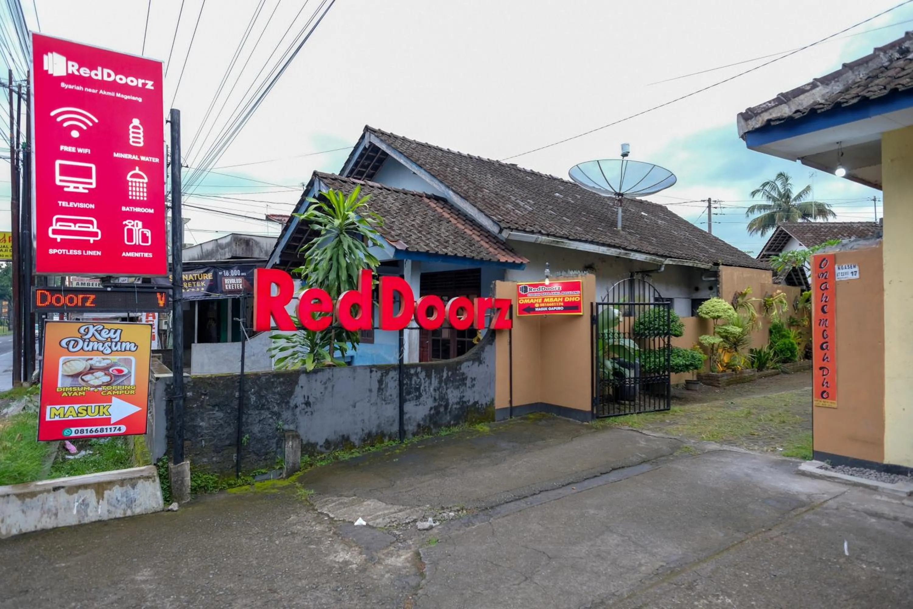 Property logo or sign in RedDoorz Syariah near Akmil Magelang