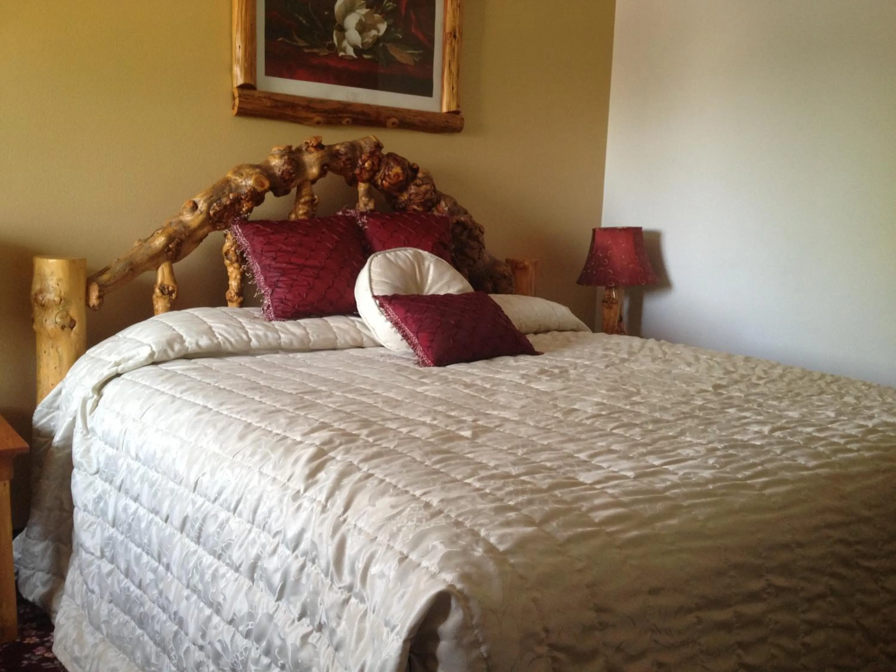 Bed in Buffalo Bill's Antlers Inn