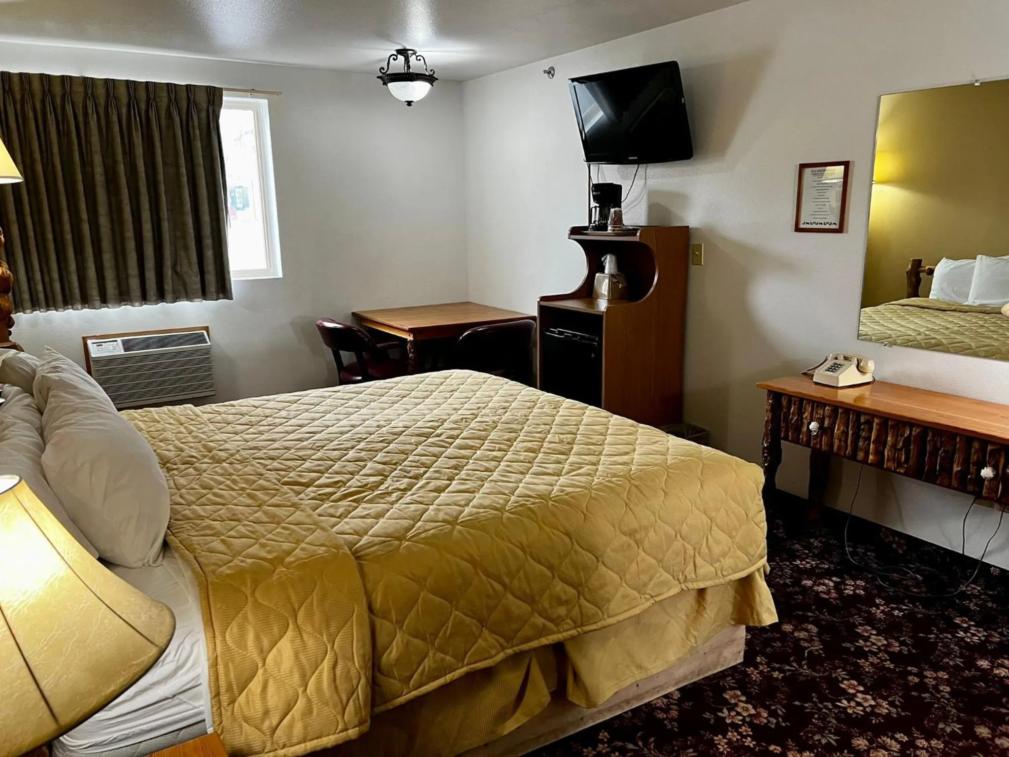 Bed in Buffalo Bill's Antlers Inn