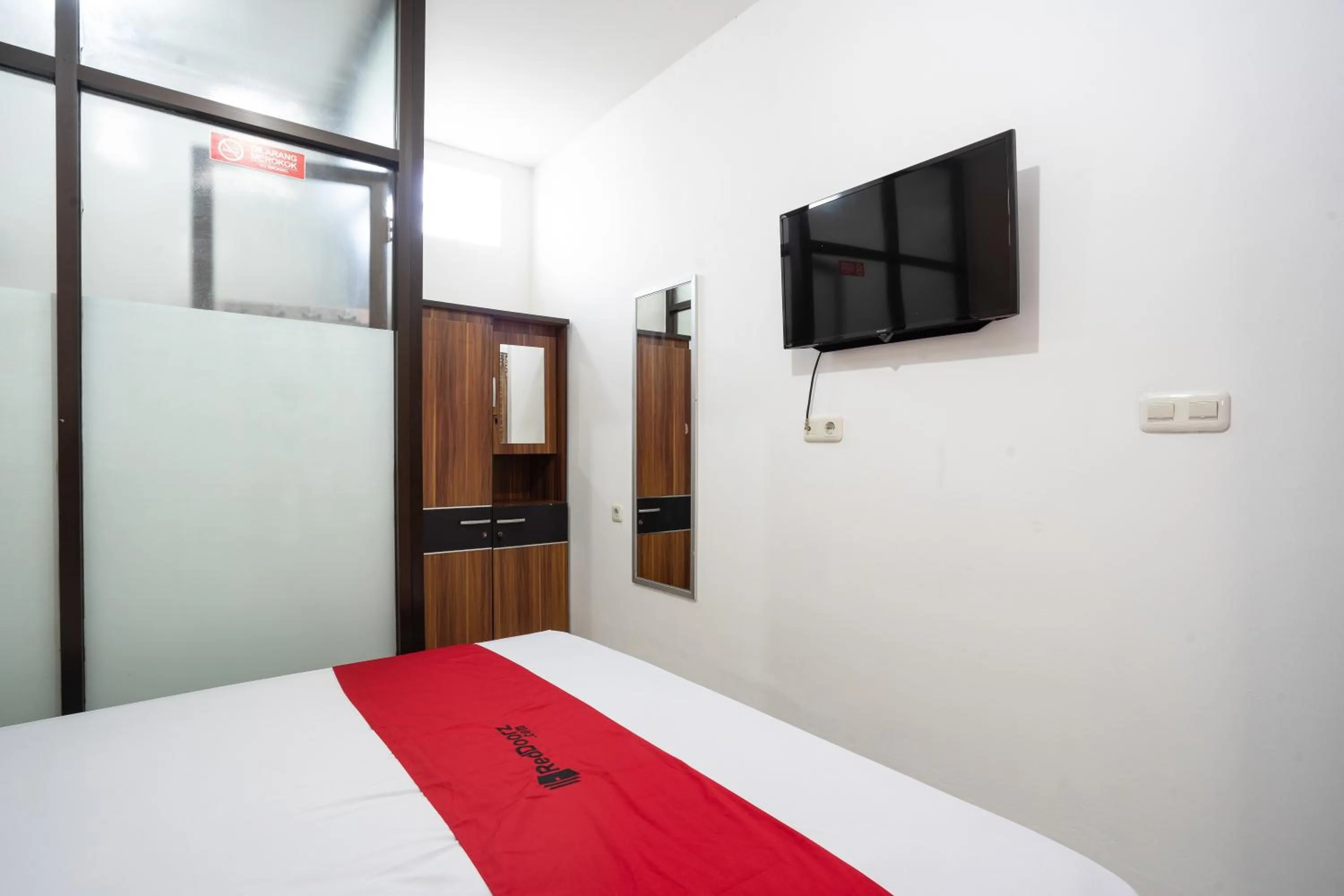 Bedroom, Bed in RedDoorz near Eka Hospital BSD City
