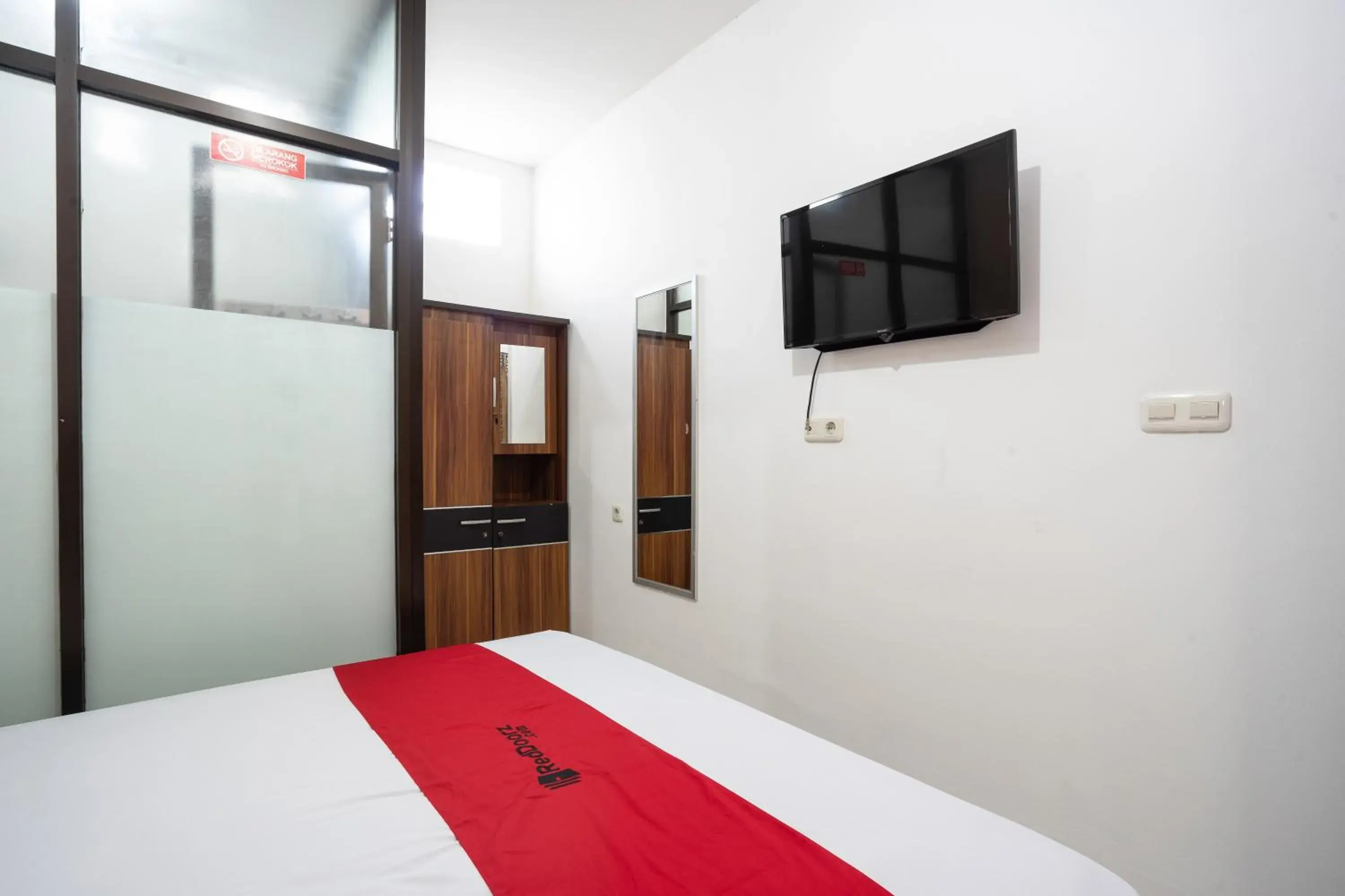 Bedroom, Bed in RedDoorz near Eka Hospital BSD City Bedroom, Bed in RedDoorz near Eka Hospital BSD City