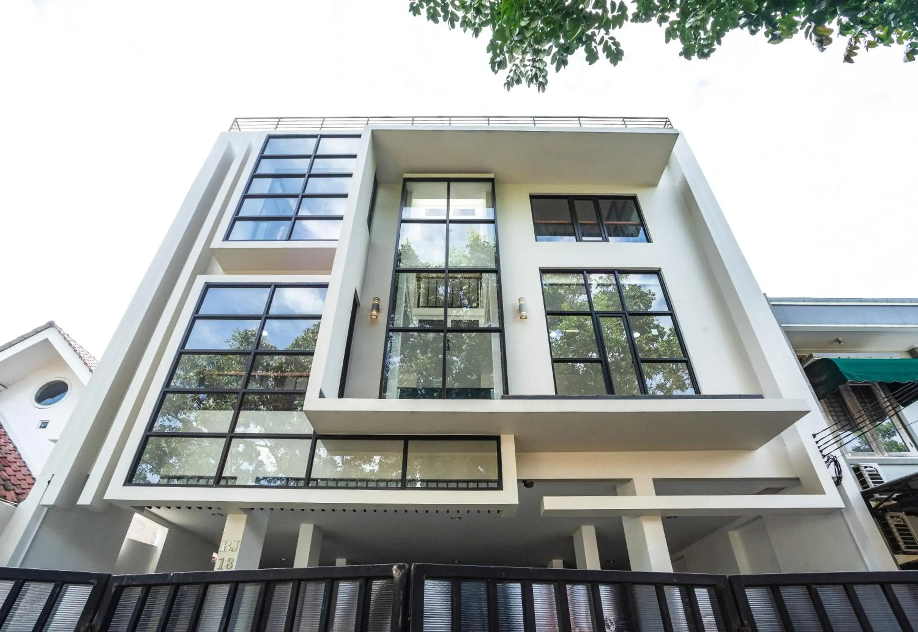 Property building in RedDoorz near Eka Hospital BSD City Property building in RedDoorz near Eka Hospital BSD City