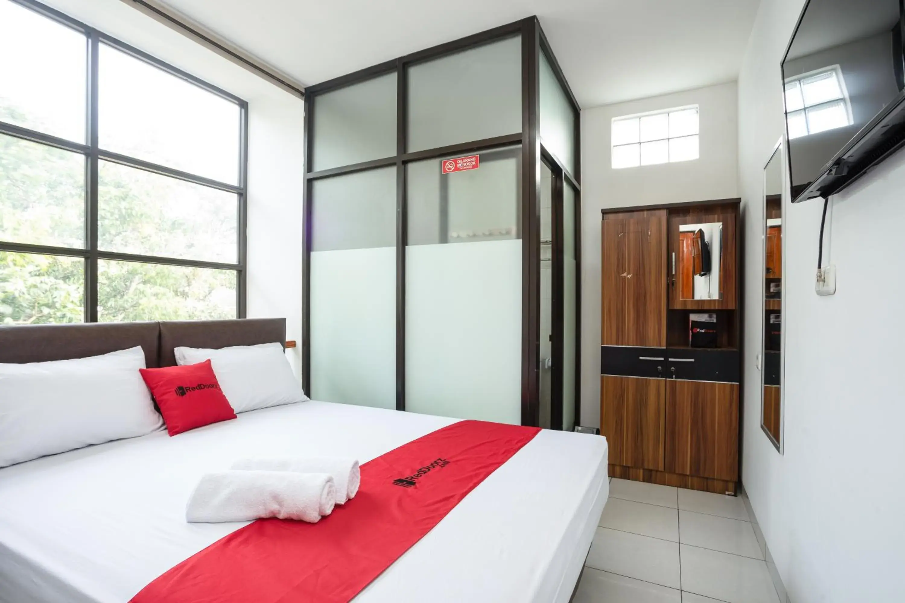 Bedroom, Bed in RedDoorz near Eka Hospital BSD City Bedroom, Bed in RedDoorz near Eka Hospital BSD City