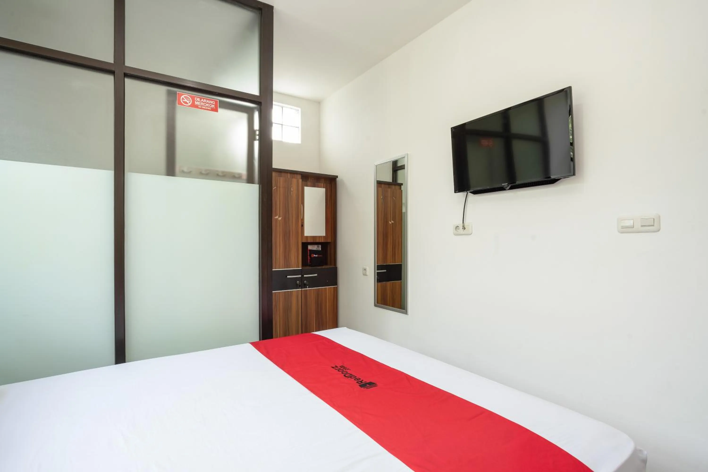 Bedroom, Bed in RedDoorz near Eka Hospital BSD City
