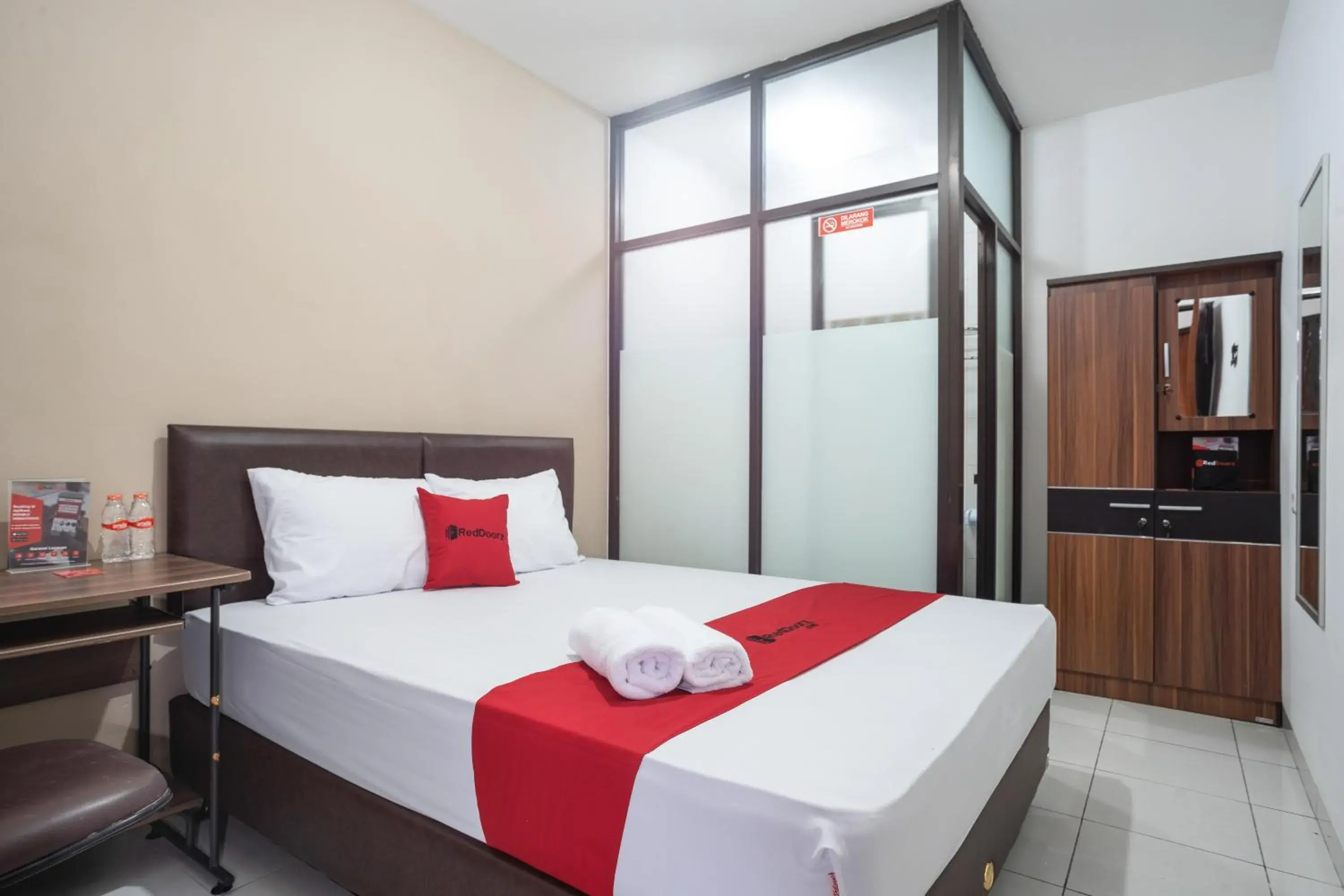 Bedroom, Bed in RedDoorz near Eka Hospital BSD City Bedroom, Bed in RedDoorz near Eka Hospital BSD City