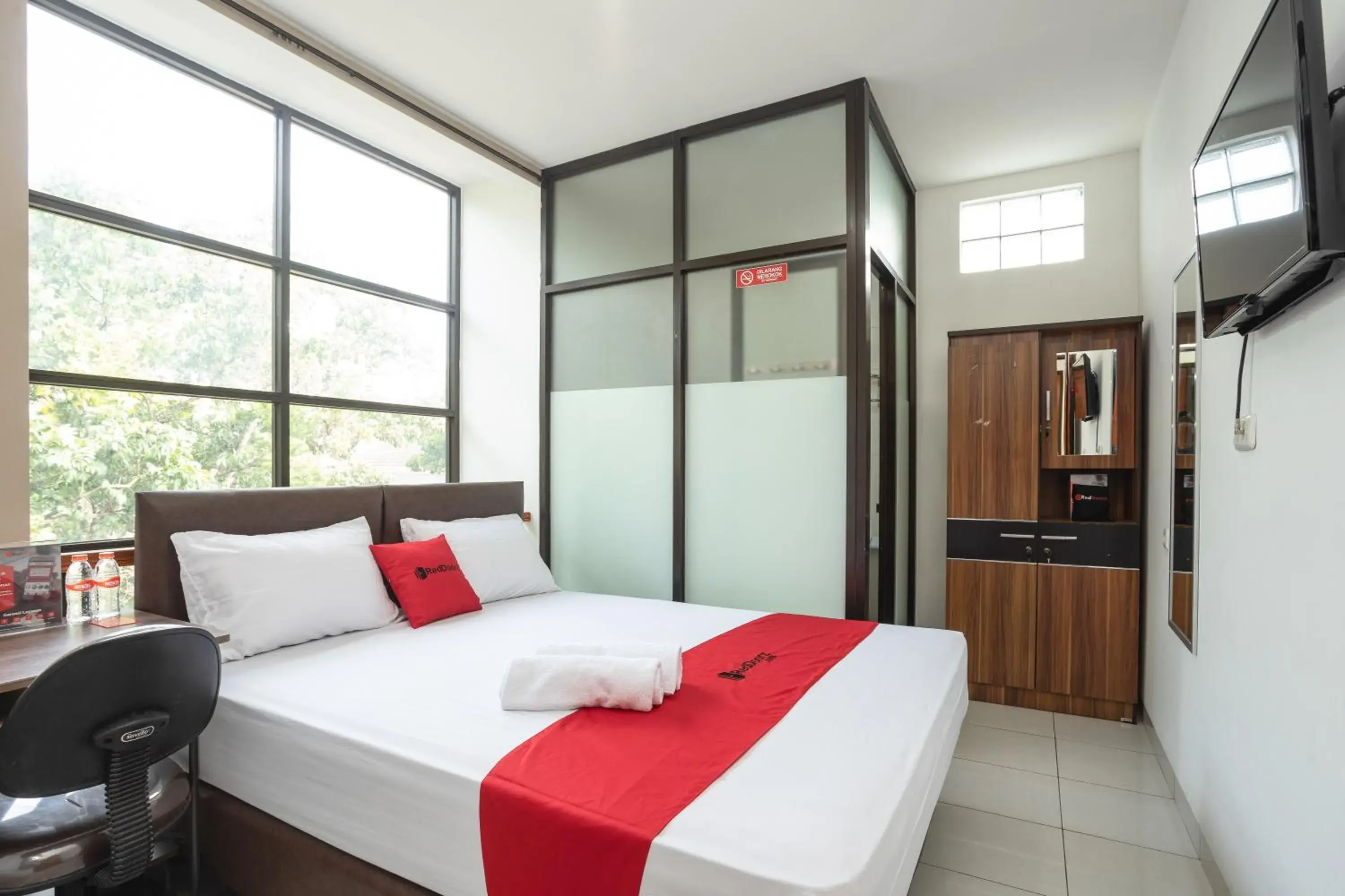 Bedroom, Bed in RedDoorz near Eka Hospital BSD City Bedroom, Bed in RedDoorz near Eka Hospital BSD City