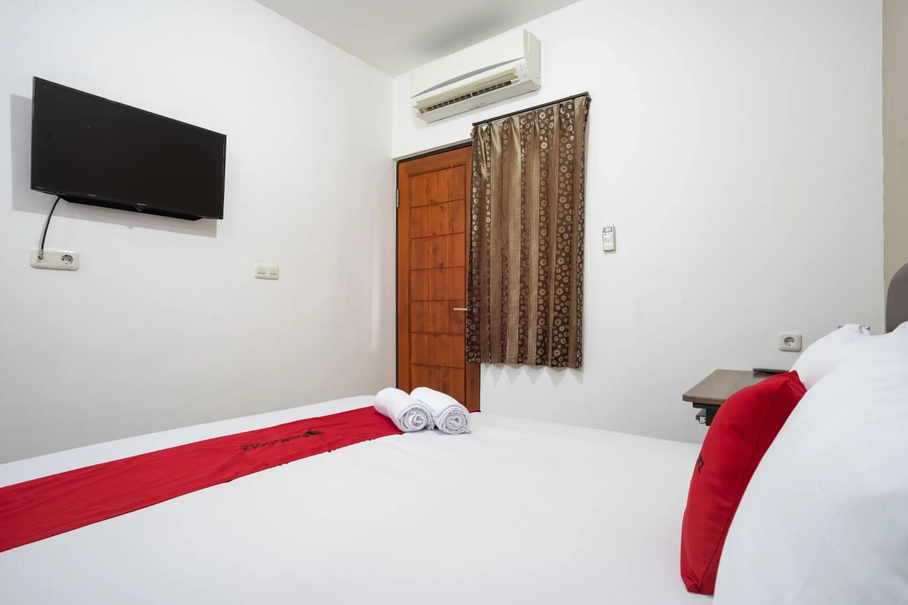 Bedroom, Bed in RedDoorz near Eka Hospital BSD City Bedroom, Bed in RedDoorz near Eka Hospital BSD City