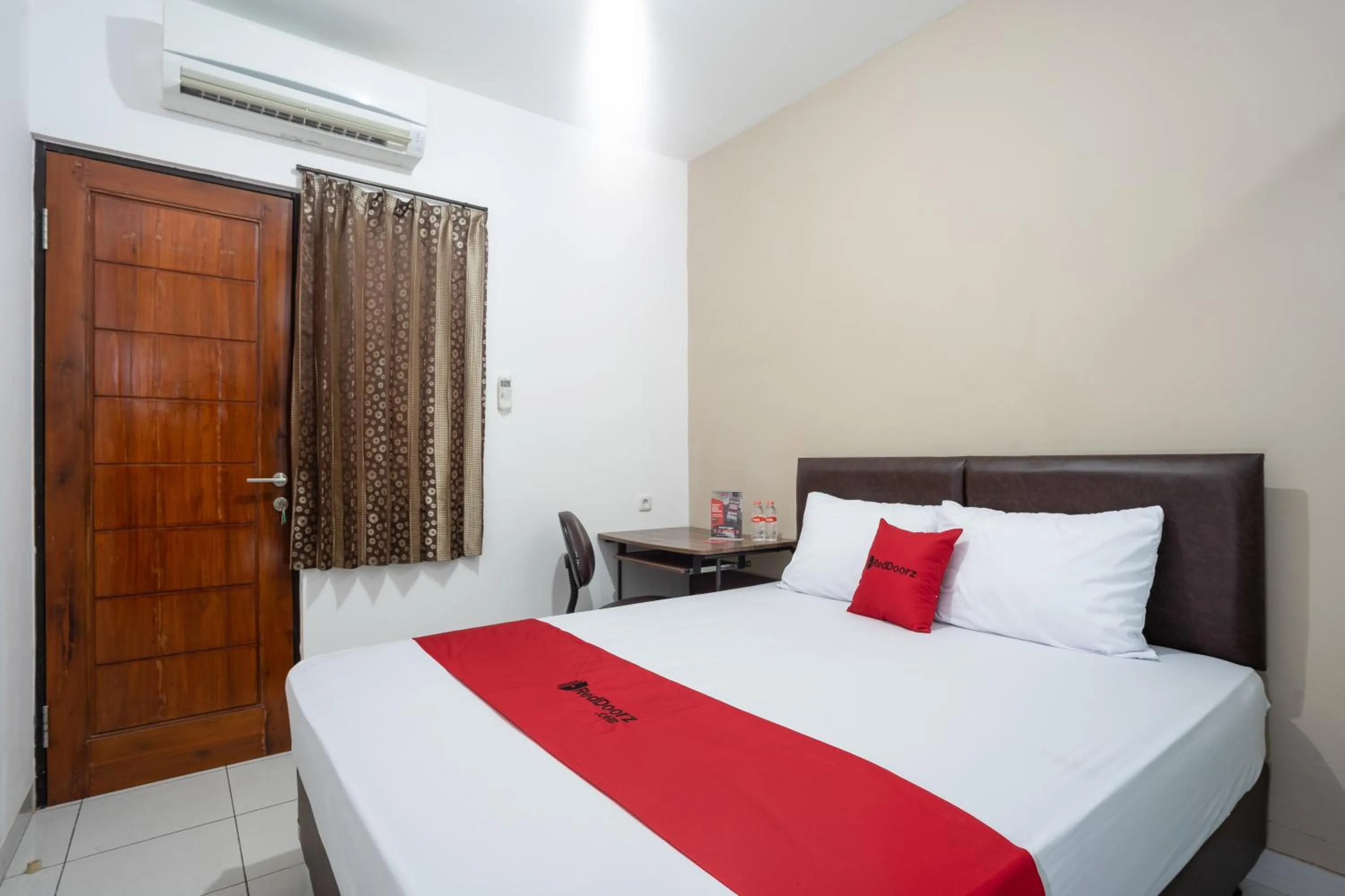 Bedroom, Bed in RedDoorz near Eka Hospital BSD City