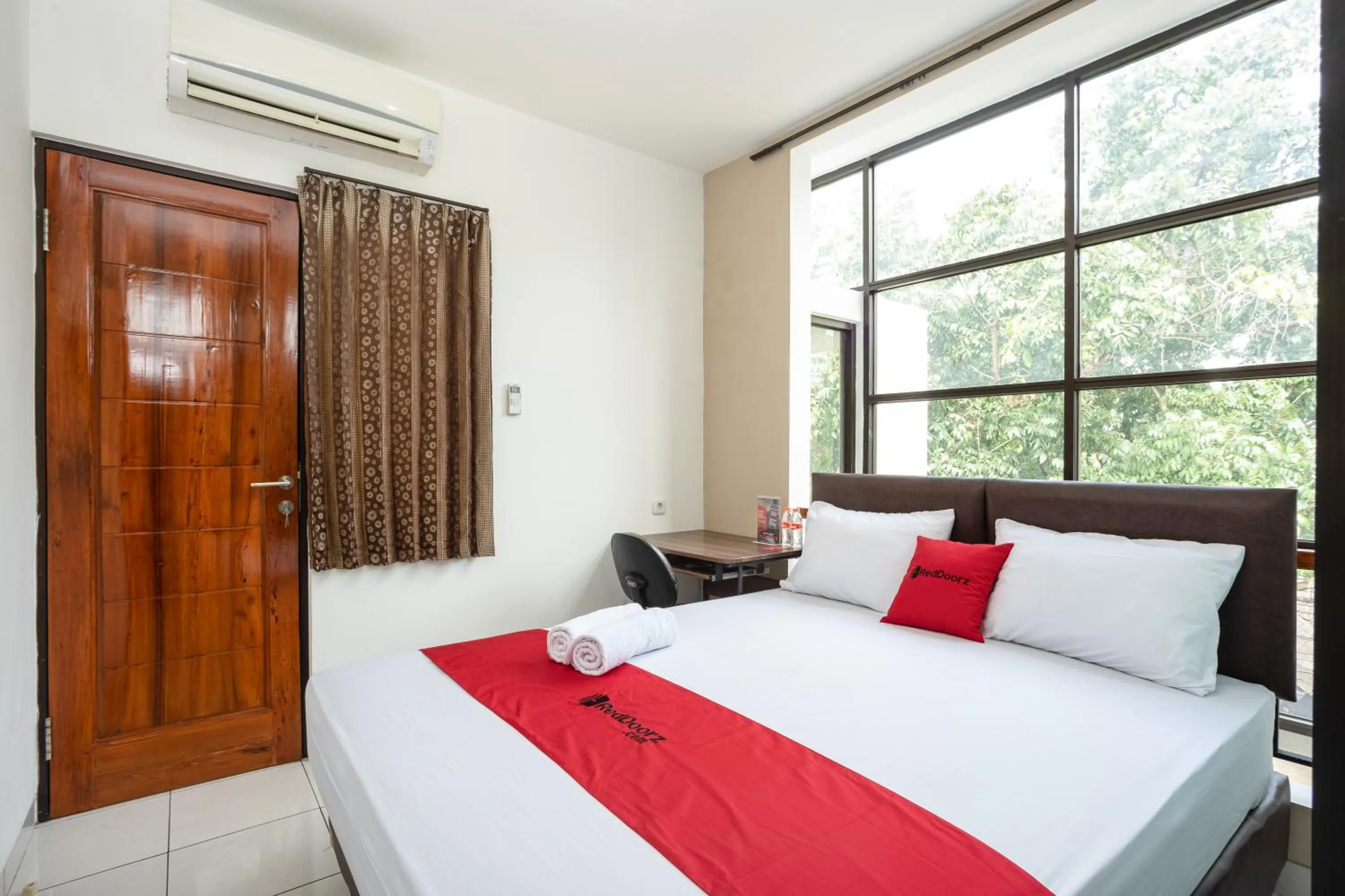 Bedroom, Bed in RedDoorz near Eka Hospital BSD City