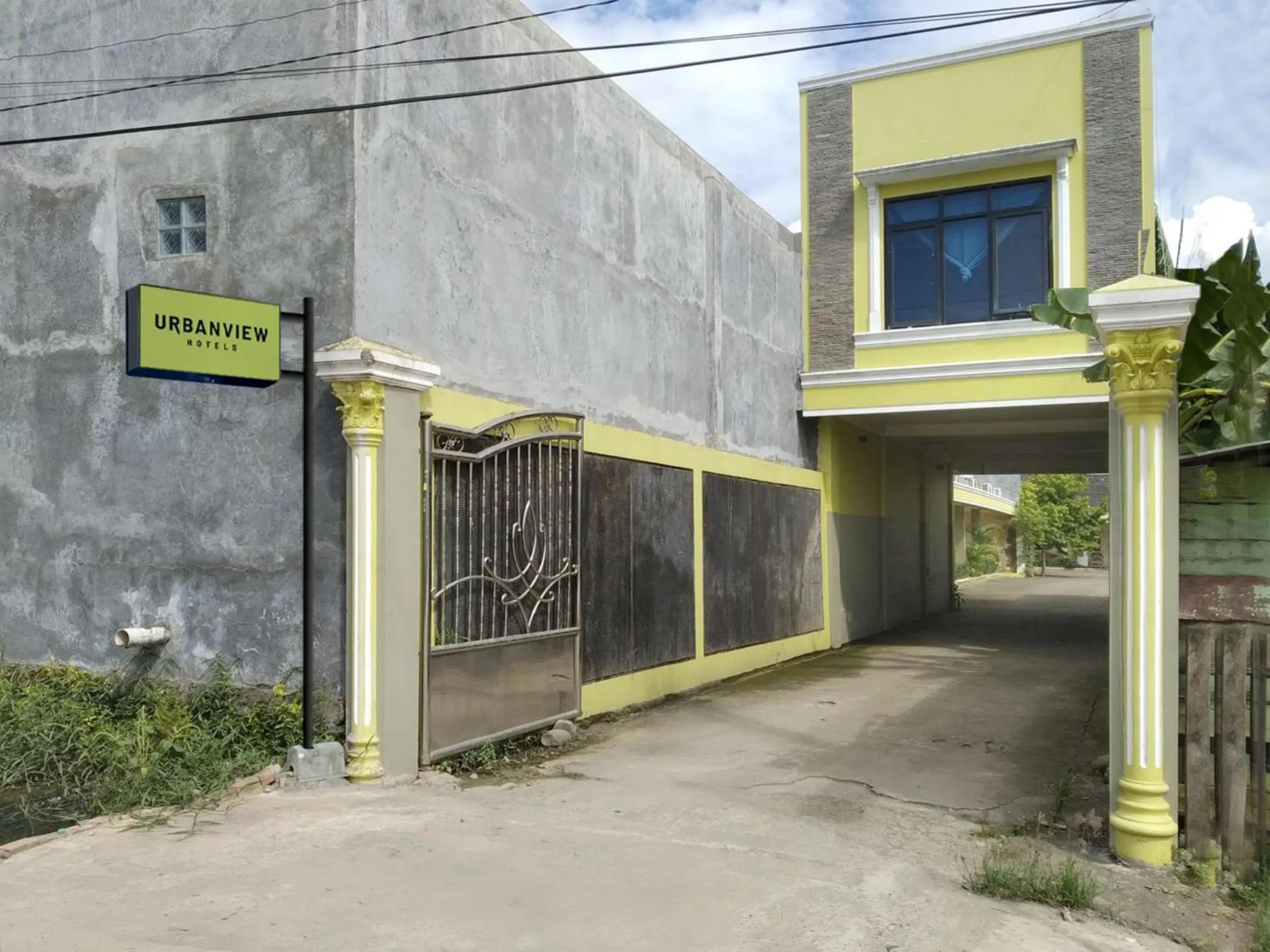 Property building in Urbanview Hotel Nugraha Palembang by RedDoorz