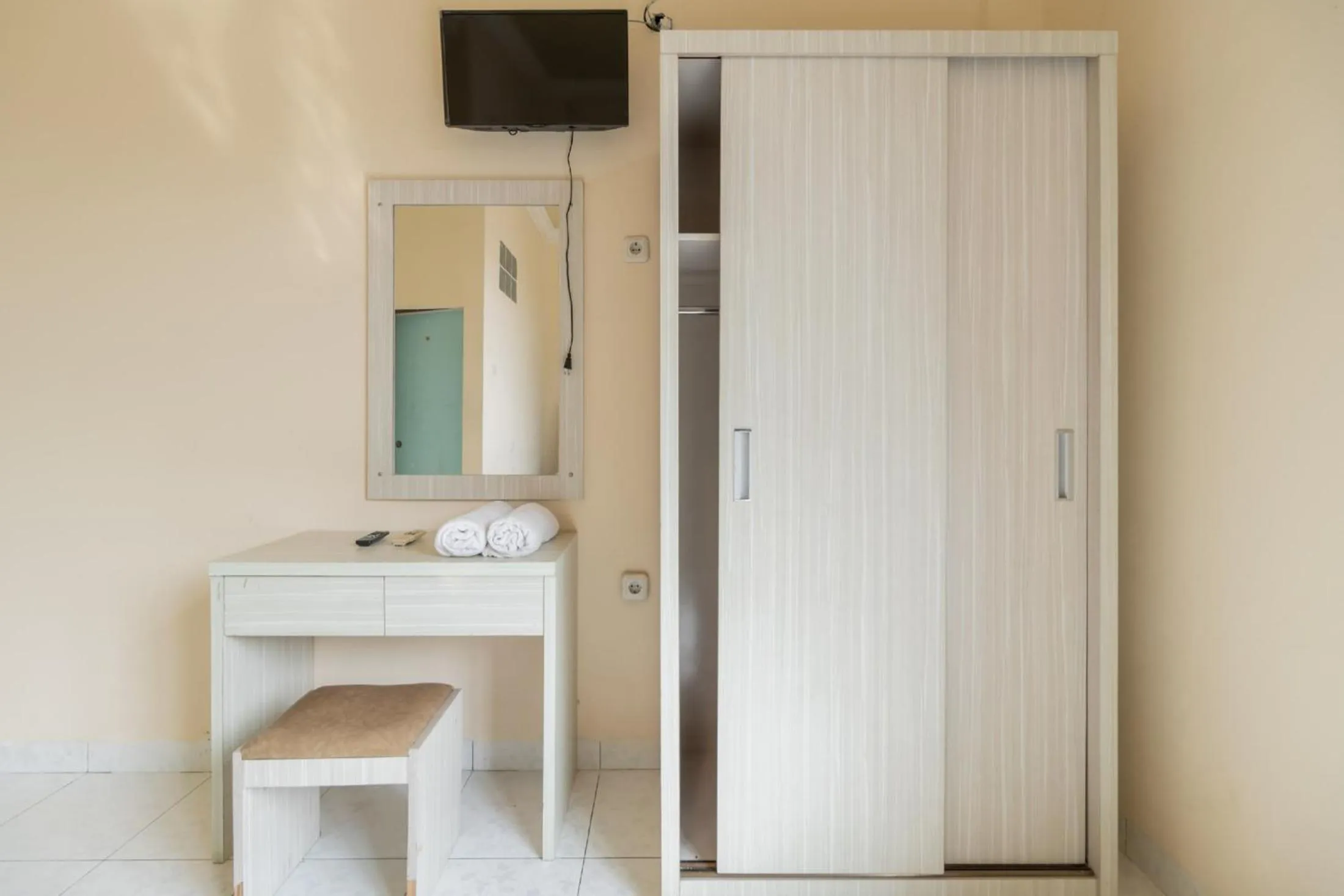 wardrobe in Urbanview Hotel Nugraha Palembang by RedDoorz