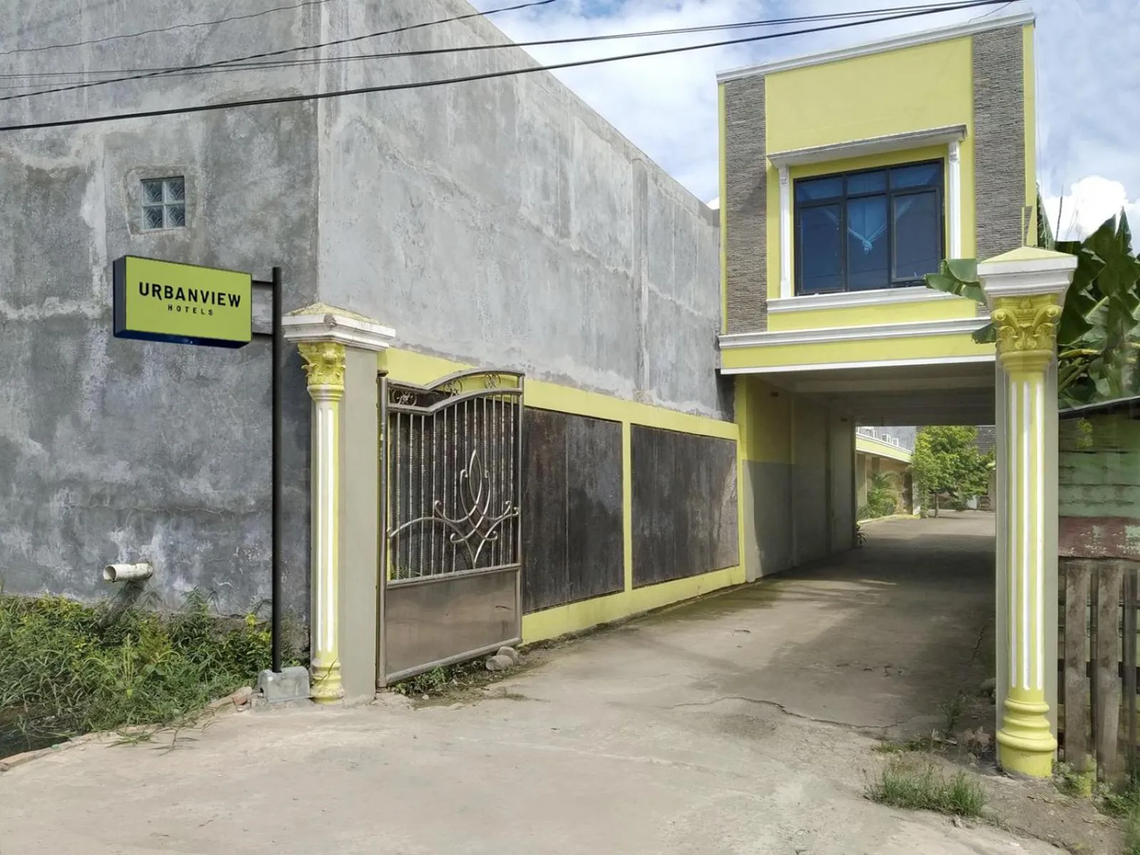 Property building in Urbanview Hotel Nugraha Palembang by RedDoorz