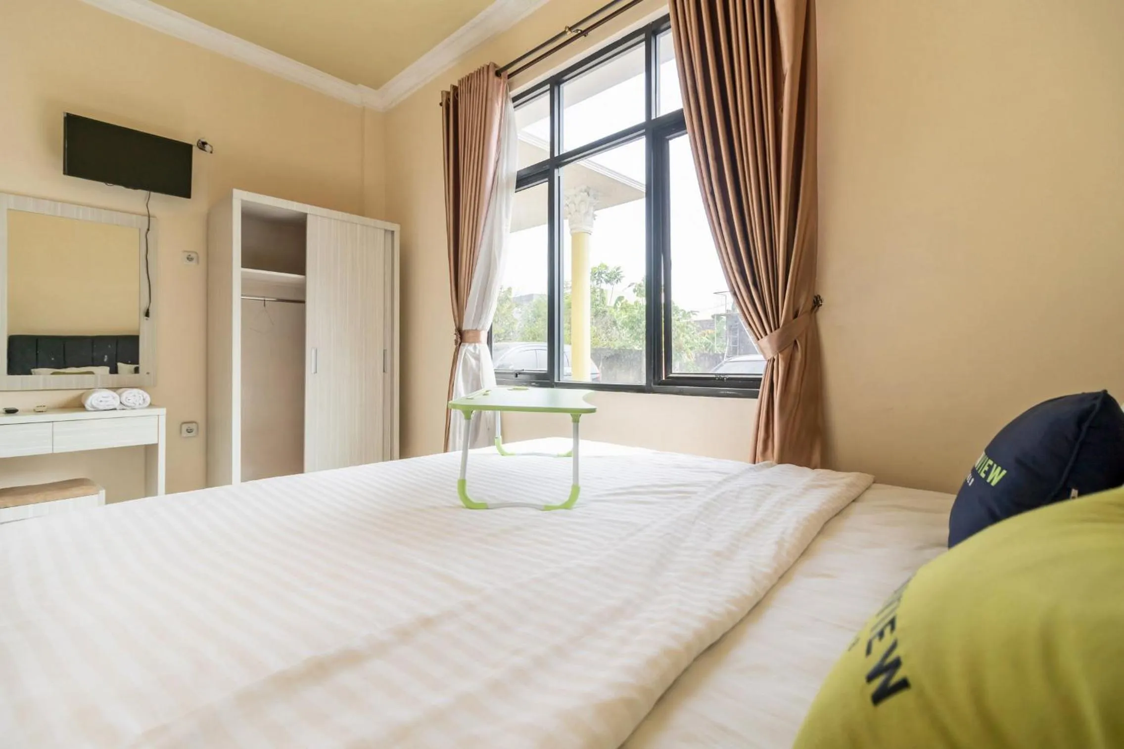 Bedroom, Bed in Urbanview Hotel Nugraha Palembang by RedDoorz