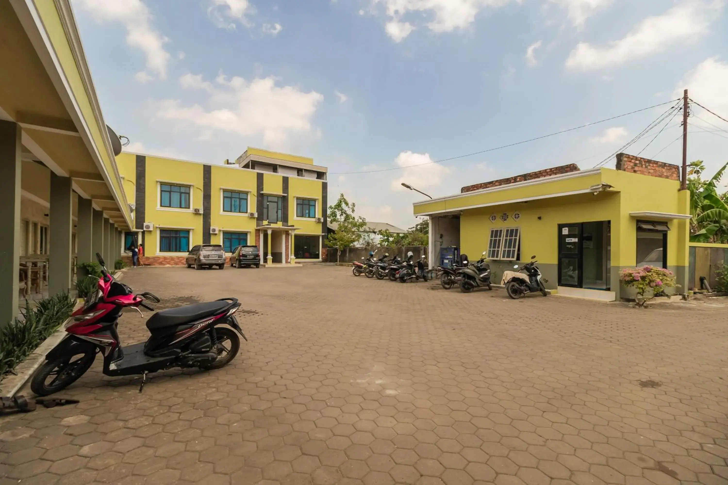 Property building in Urbanview Hotel Nugraha Palembang by RedDoorz Property building in Urbanview Hotel Nugraha Palembang by RedDoorz
