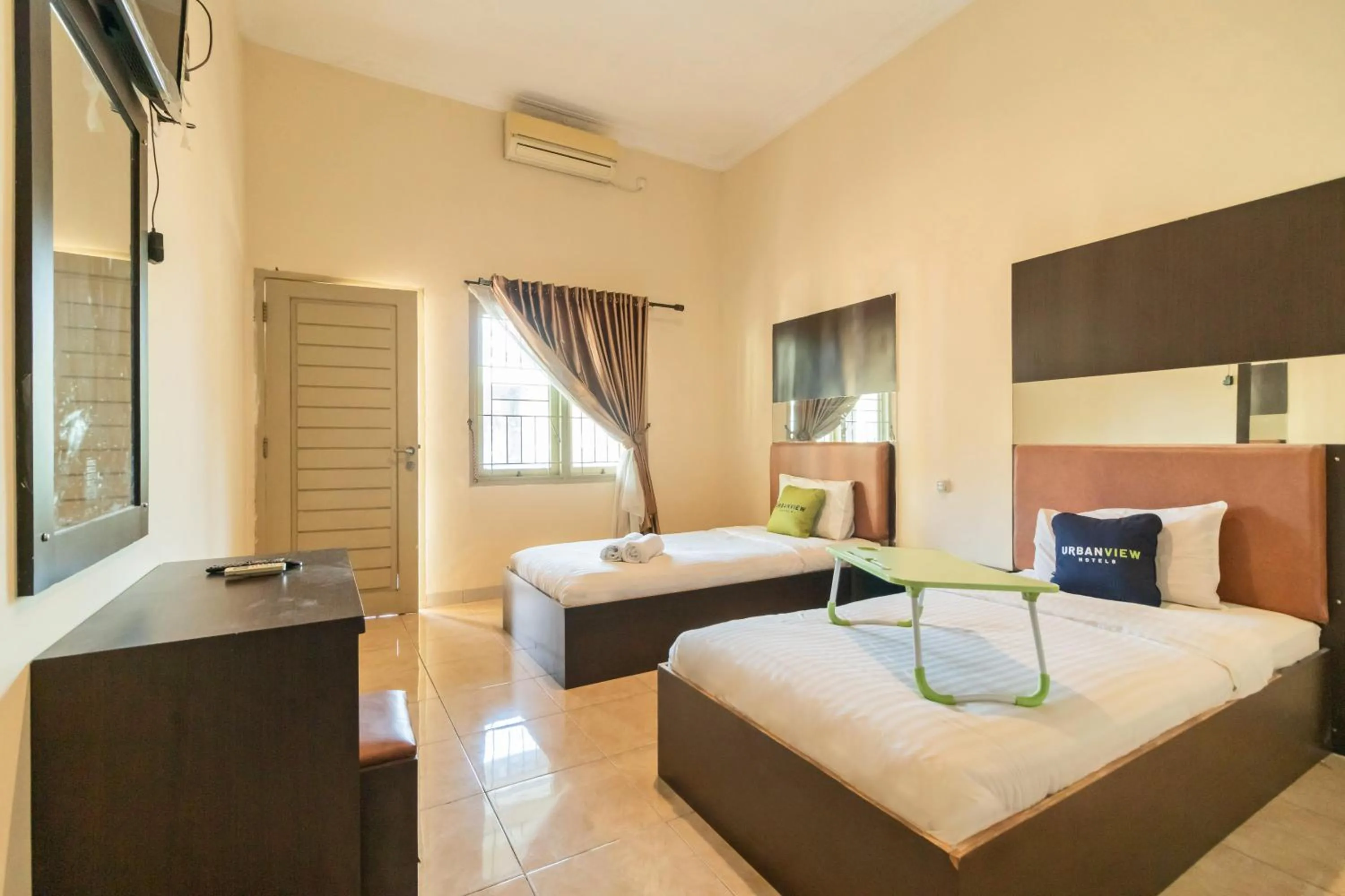 Bedroom, Bed in Urbanview Hotel Nugraha Palembang by RedDoorz