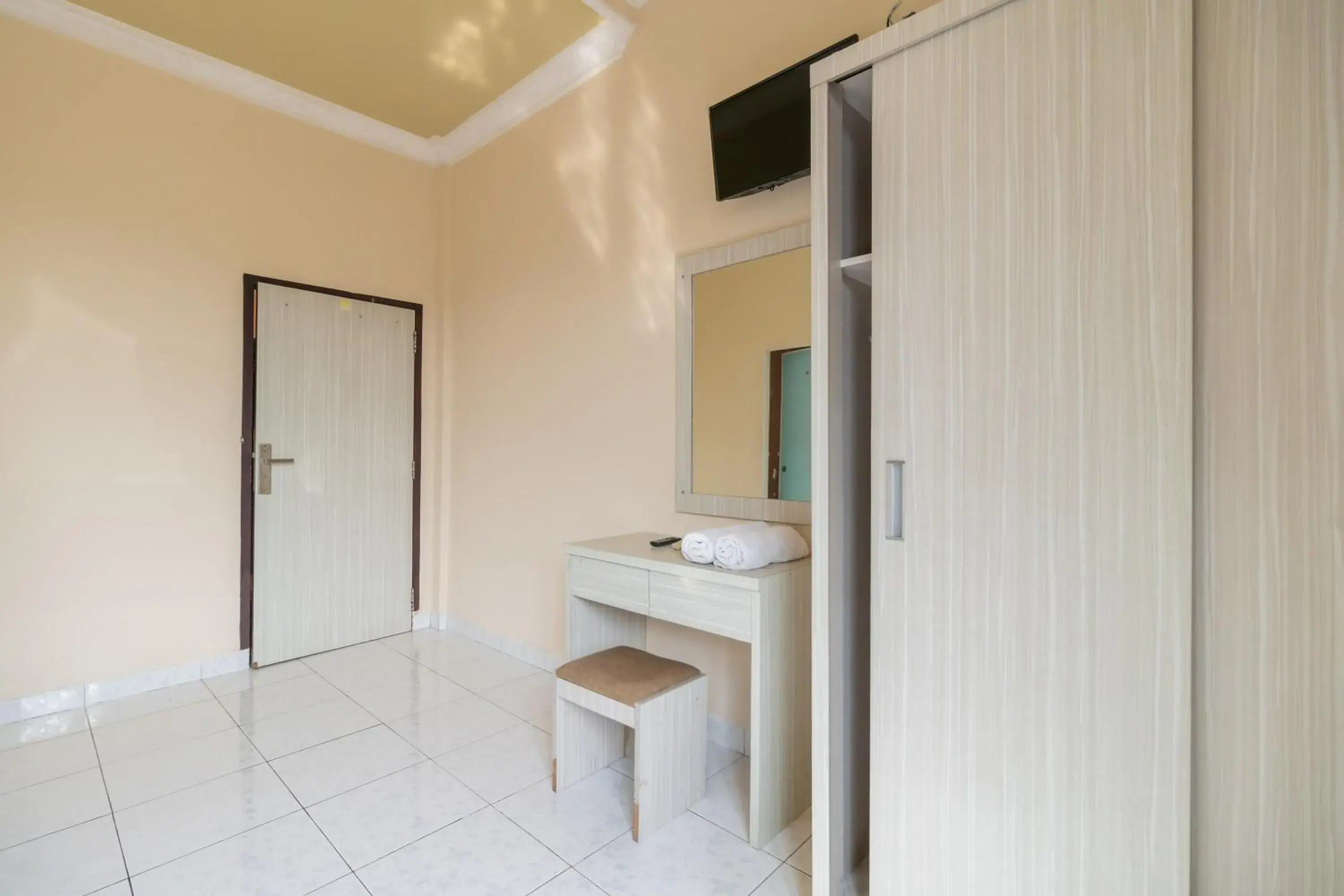 wardrobe in Urbanview Hotel Nugraha Palembang by RedDoorz wardrobe in Urbanview Hotel Nugraha Palembang by RedDoorz