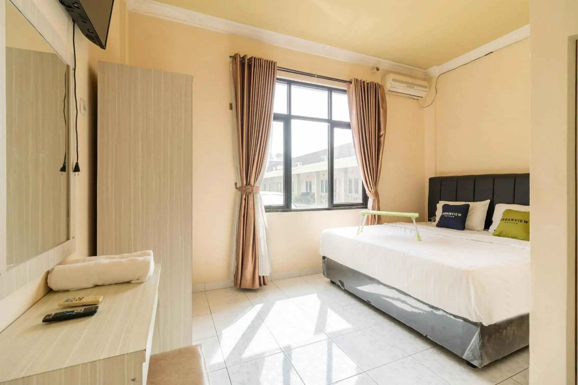 Bedroom, Bed in Urbanview Hotel Nugraha Palembang by RedDoorz Bedroom, Bed in Urbanview Hotel Nugraha Palembang by RedDoorz