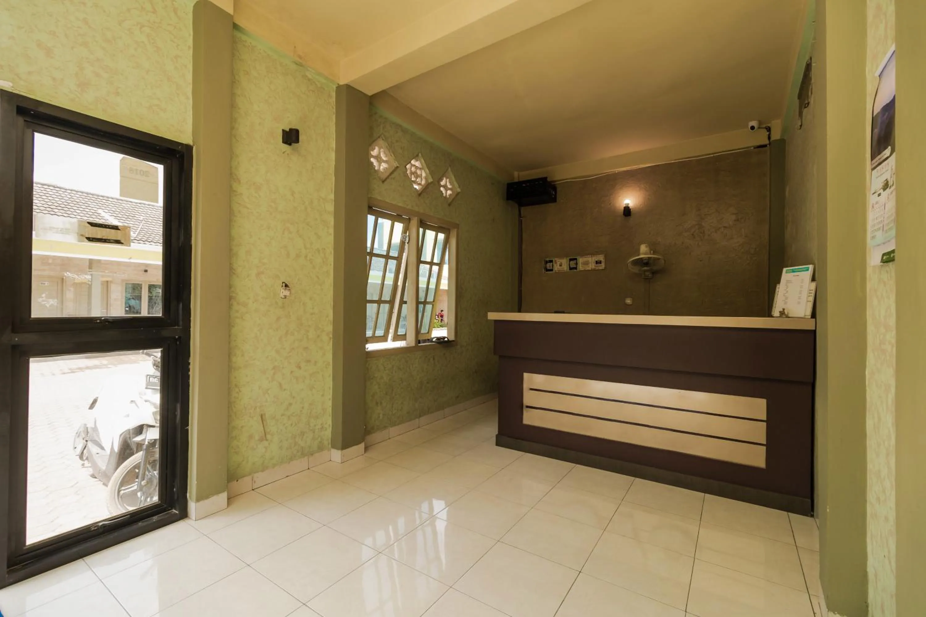 Lobby or reception in Urbanview Hotel Nugraha Palembang by RedDoorz