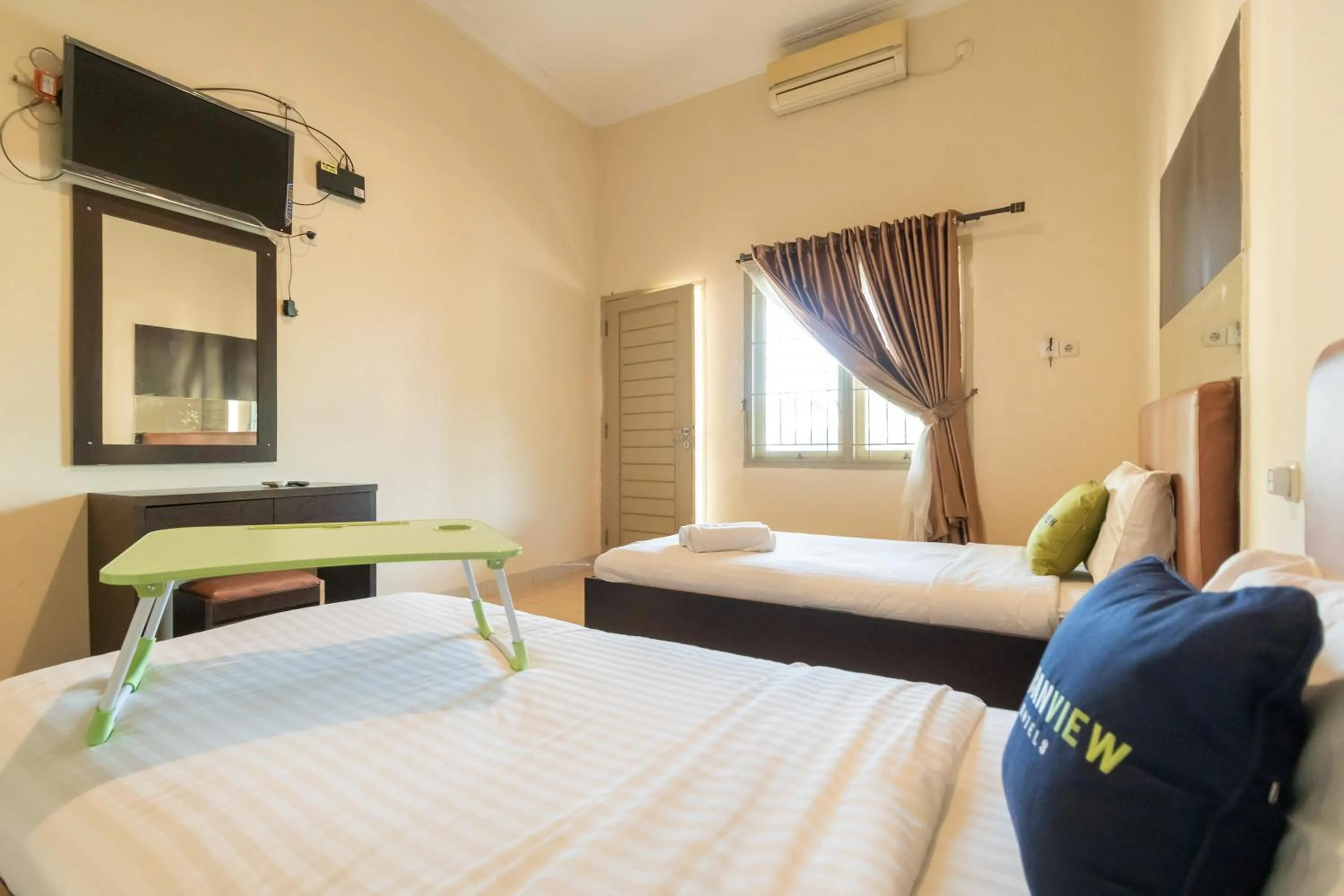 Bedroom, Bed in Urbanview Hotel Nugraha Palembang by RedDoorz