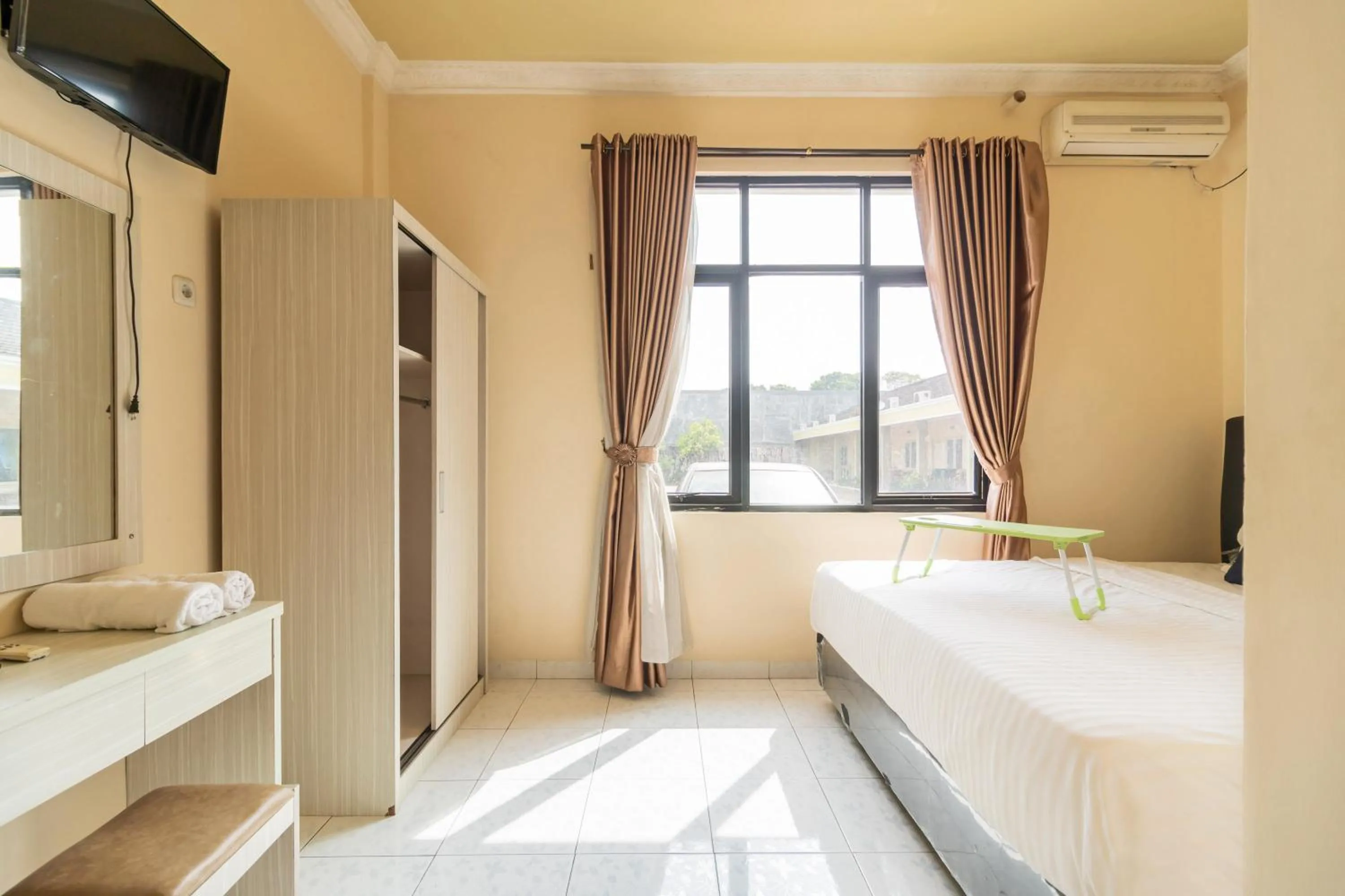 Bedroom, Bed in Urbanview Hotel Nugraha Palembang by RedDoorz