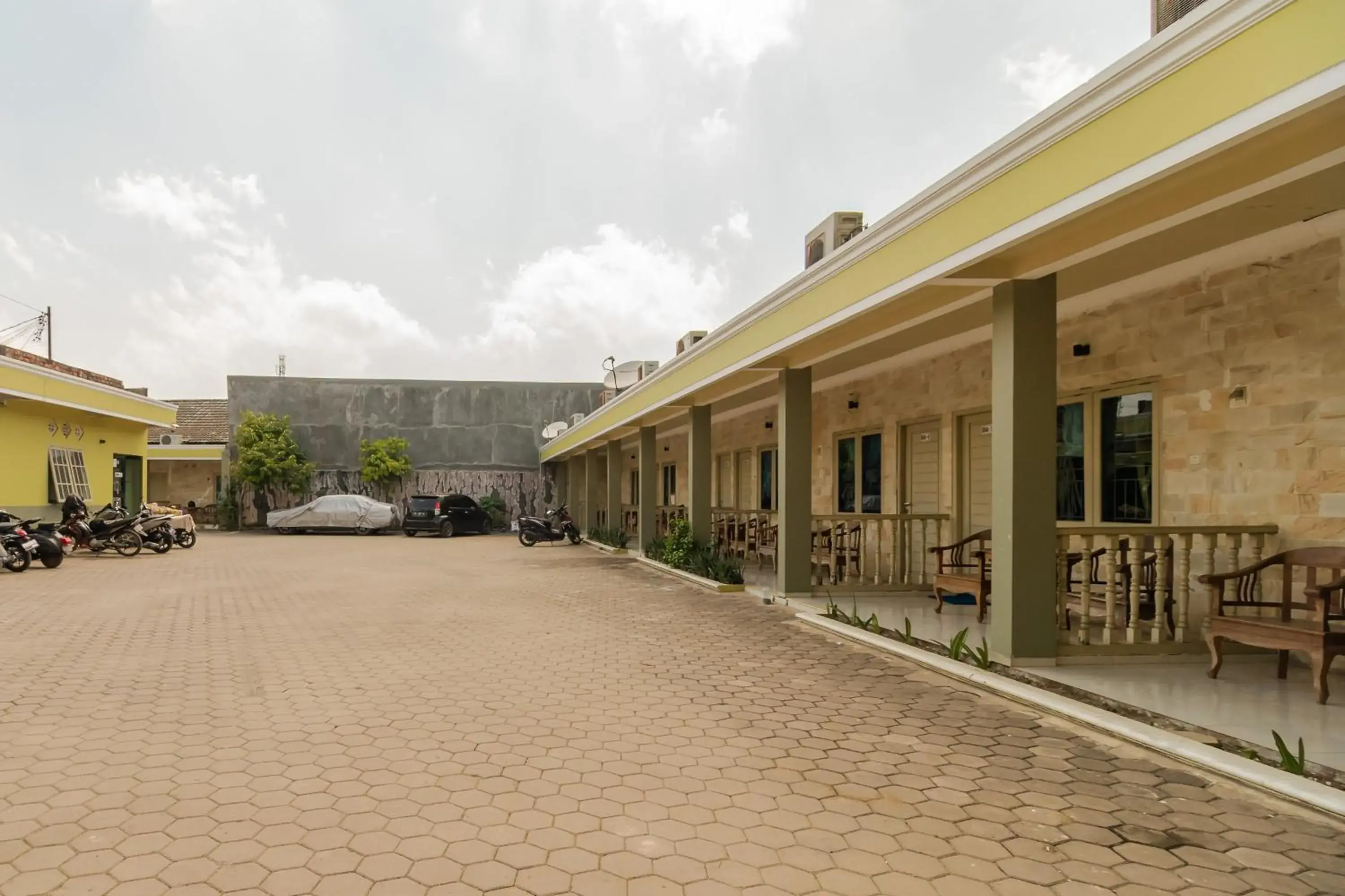 Property building in Urbanview Hotel Nugraha Palembang by RedDoorz Property building in Urbanview Hotel Nugraha Palembang by RedDoorz