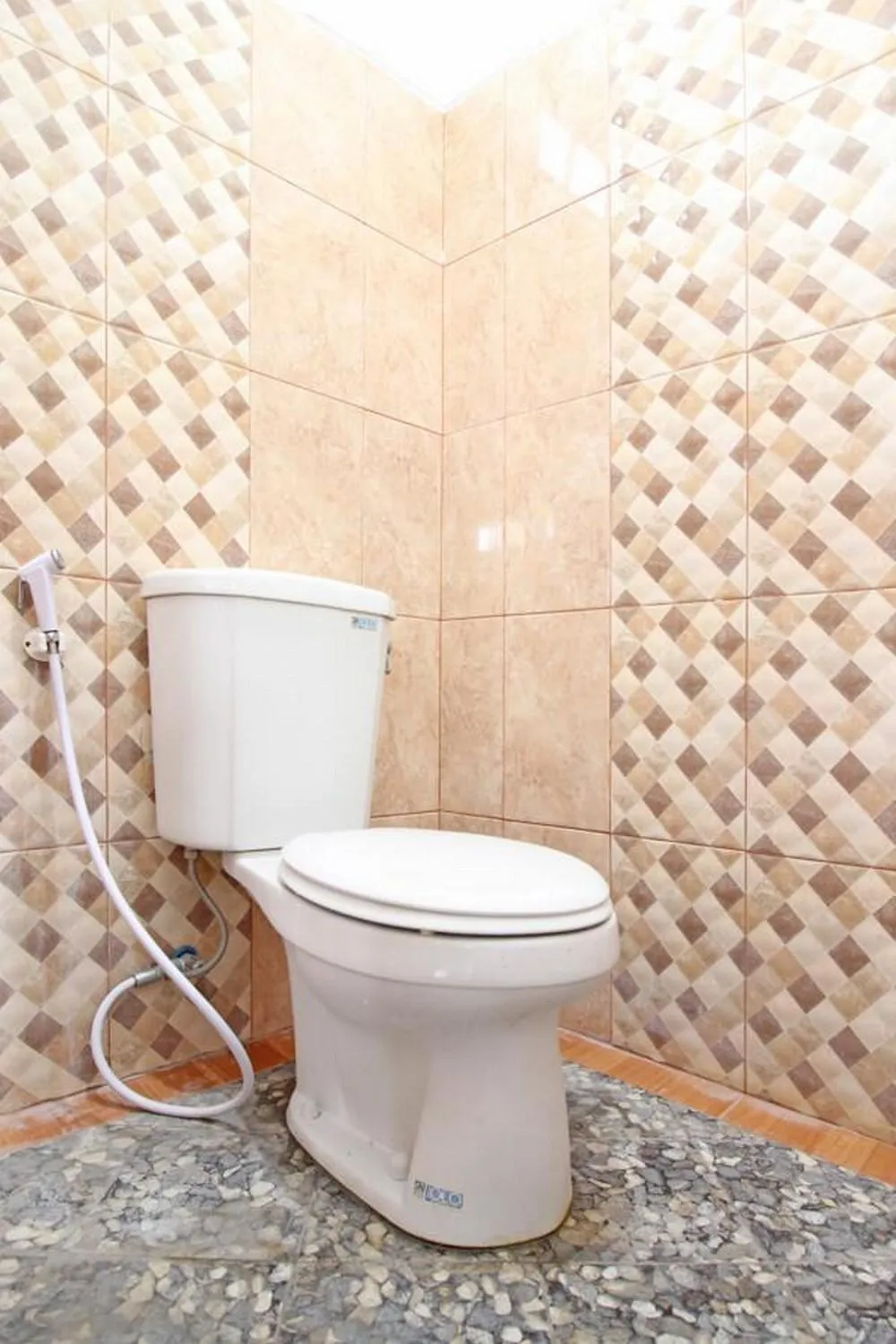 Toilet in RedDoorz near UMY Yogyakarta