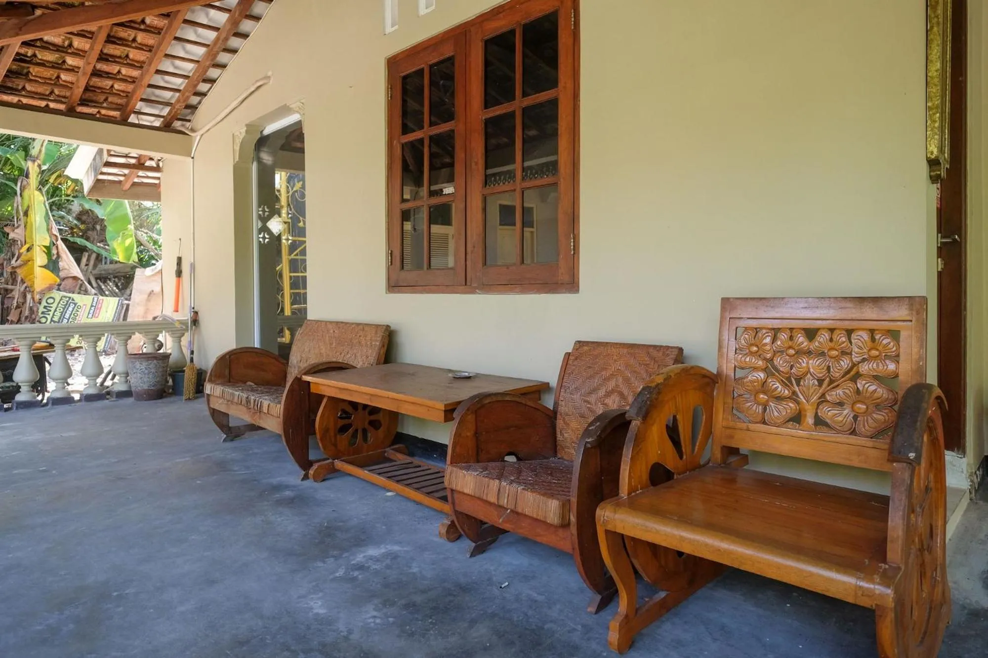 Seating area in RedDoorz near UMY Yogyakarta