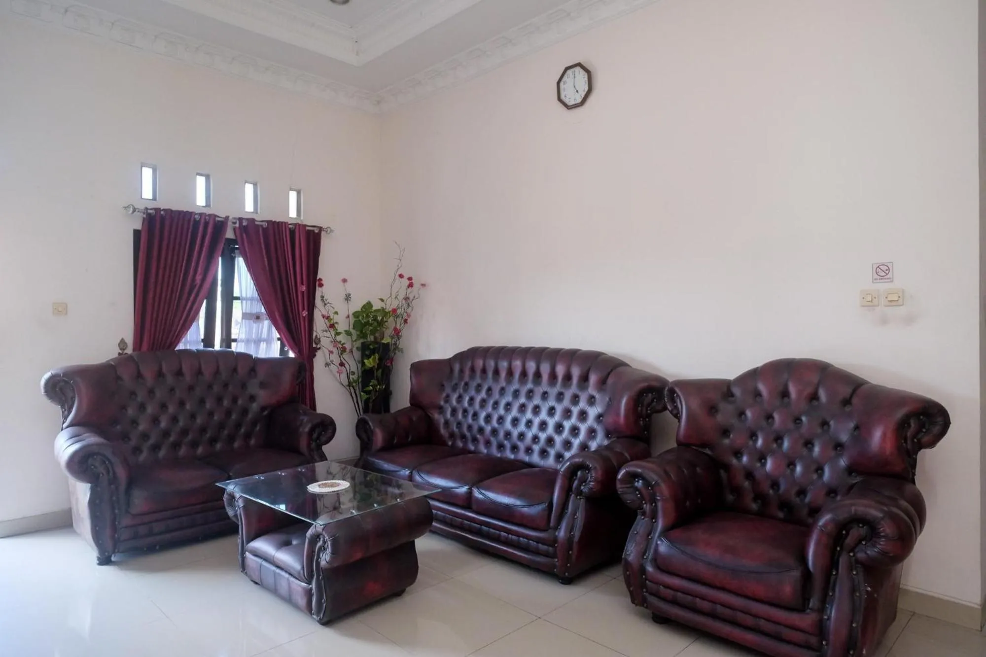 Seating area in RedDoorz near UMY Yogyakarta