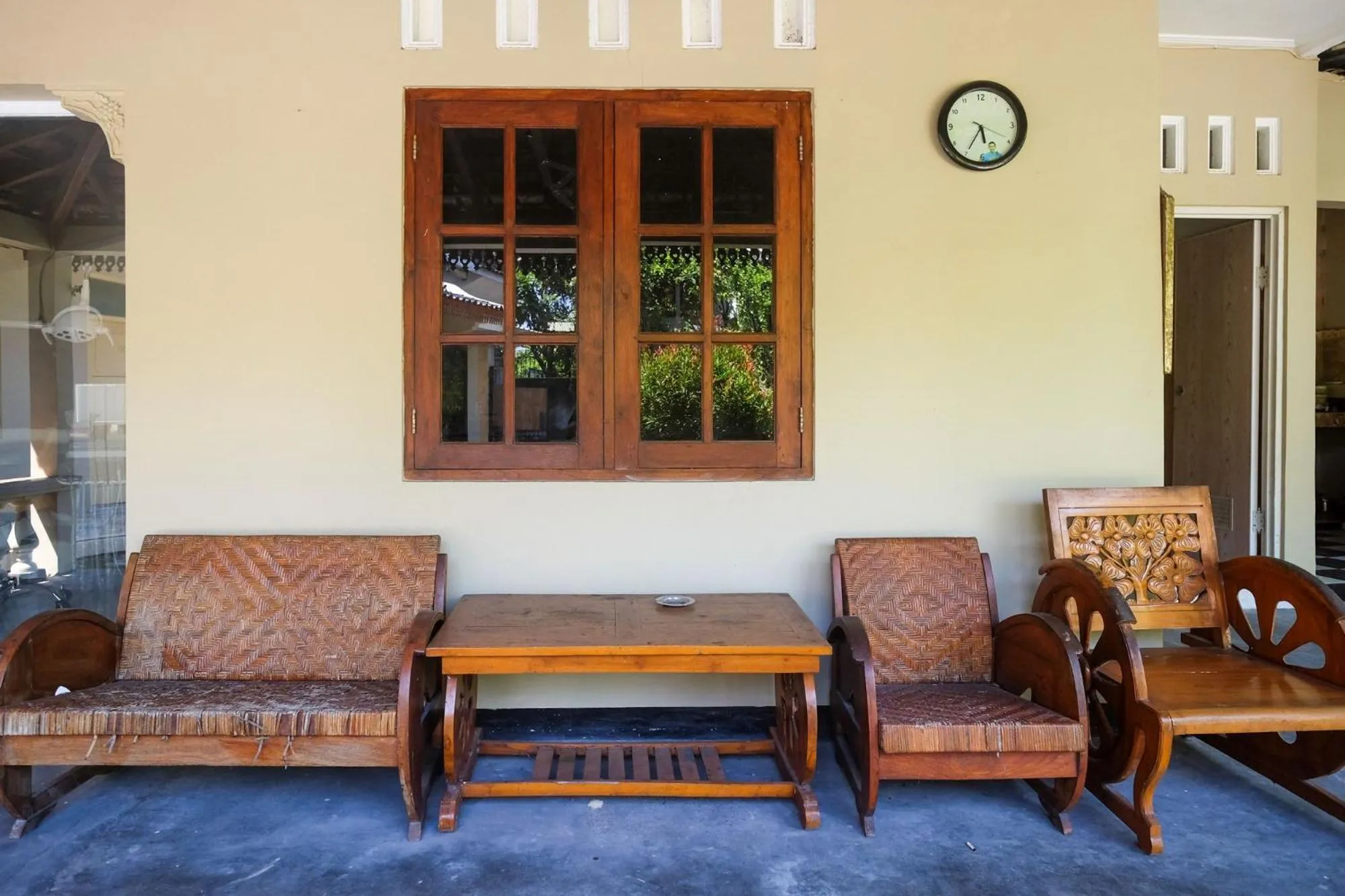 Seating area in RedDoorz near UMY Yogyakarta