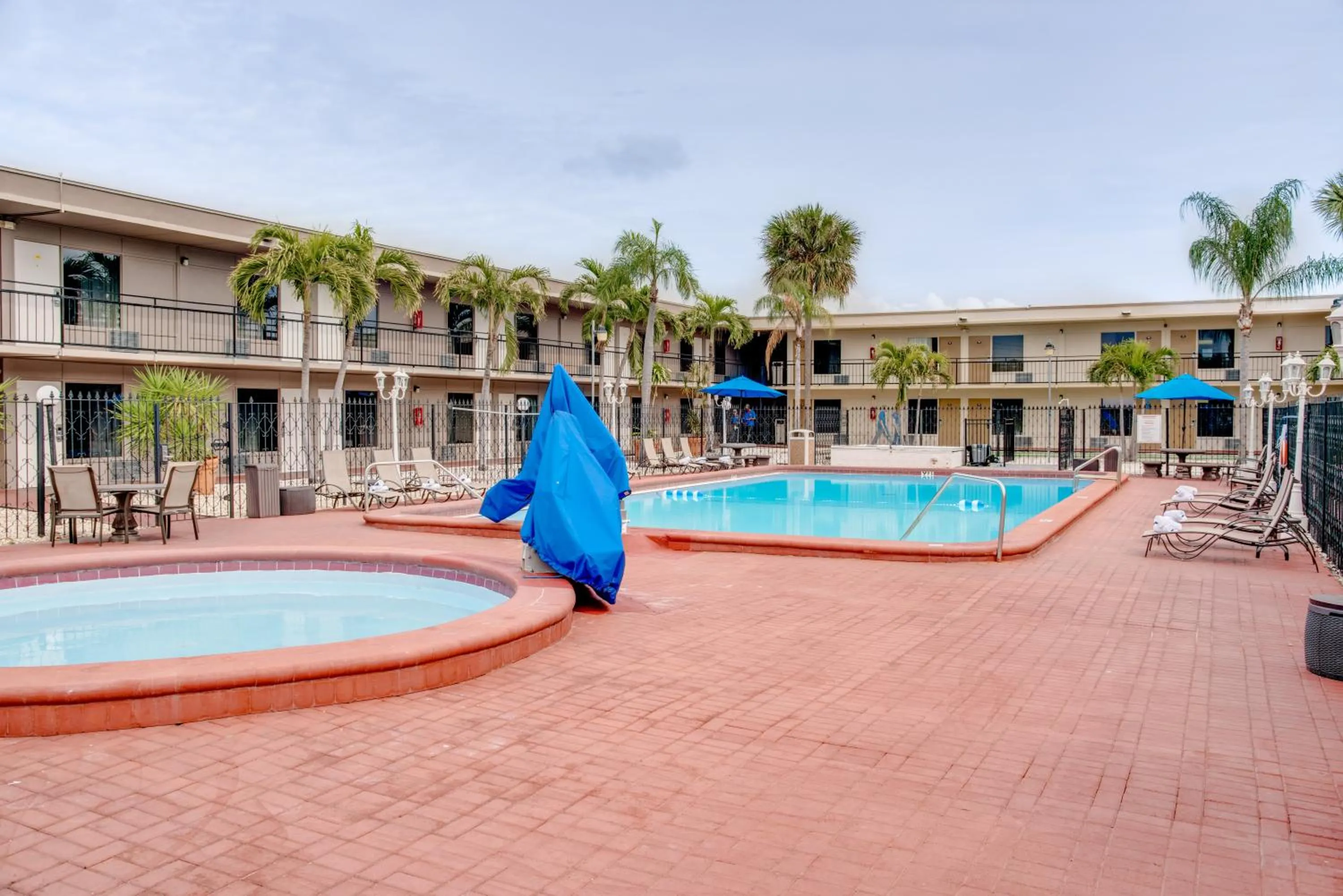 Swimming pool in Days Inn by Wyndham St. Petersburg / Tampa Bay Area