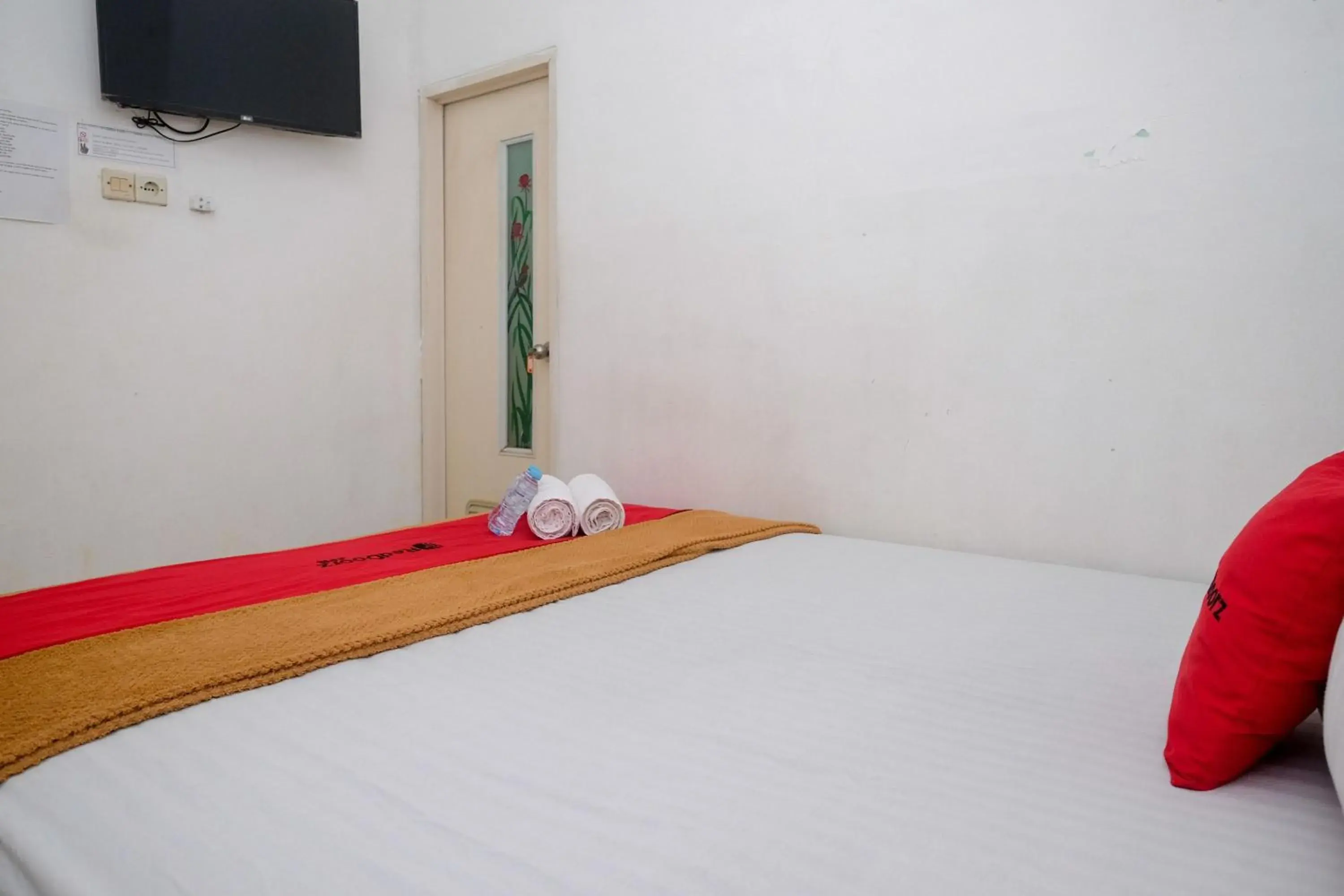 Bedroom, Bed in RedDoorz near Politeknik Manado