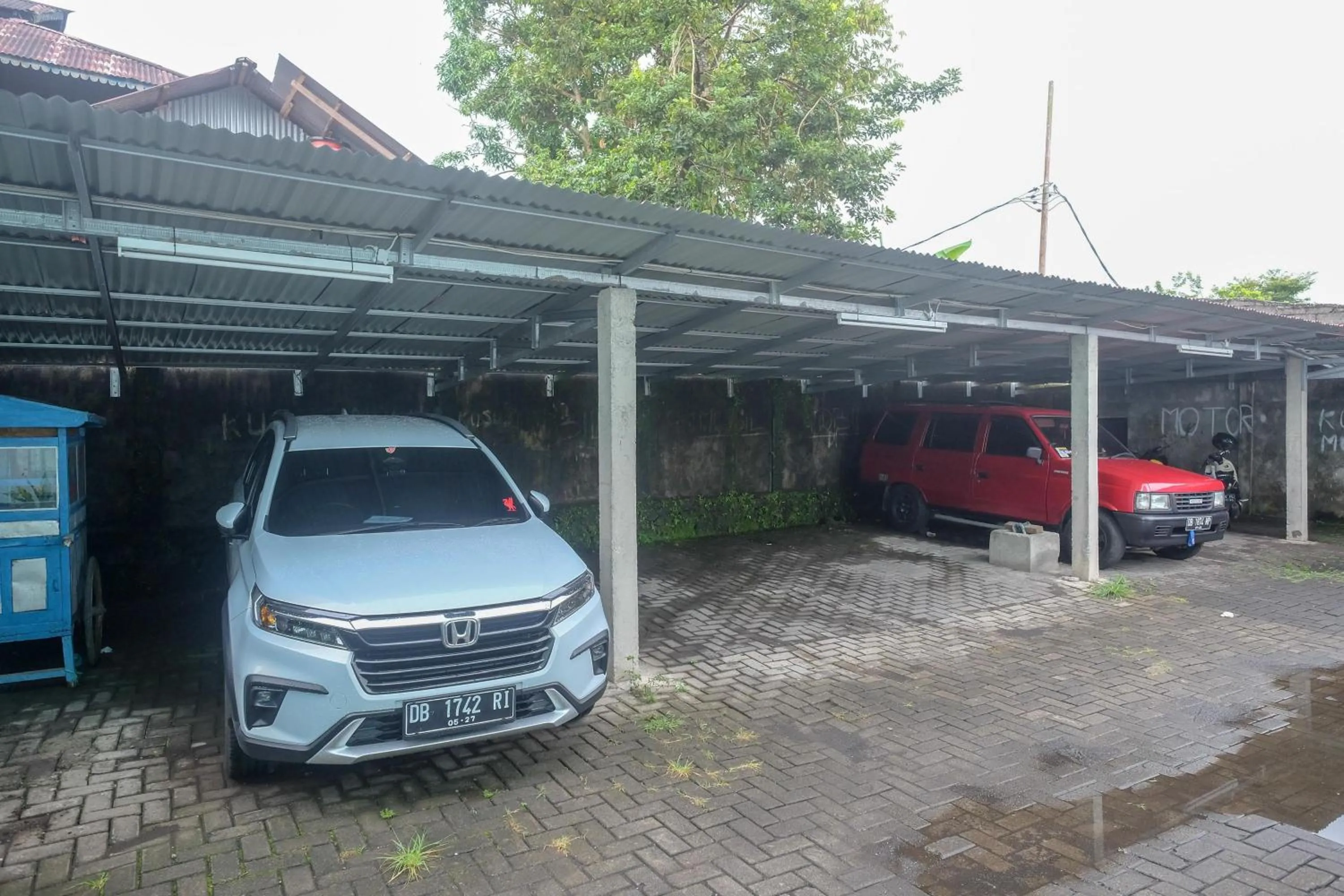 Parking in RedDoorz near Politeknik Manado