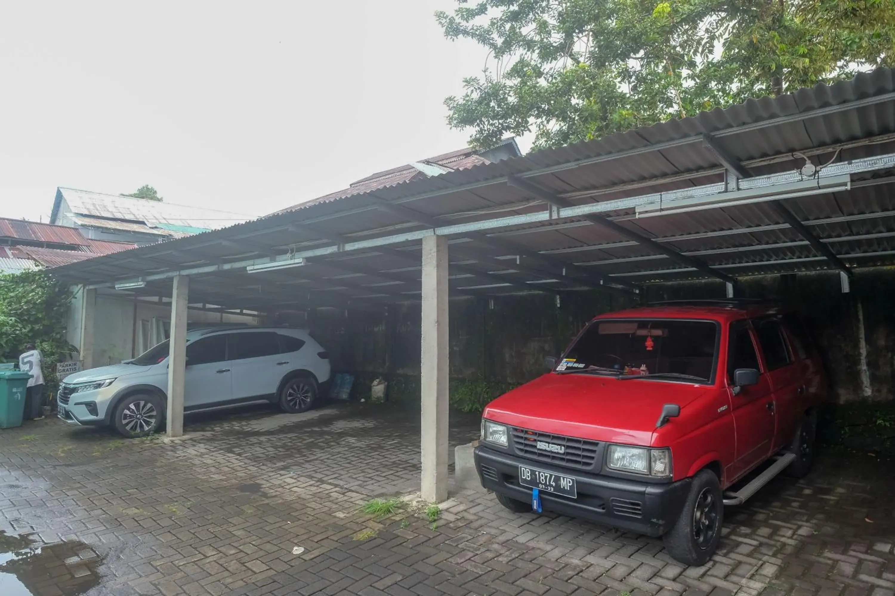 Parking in RedDoorz near Politeknik Manado